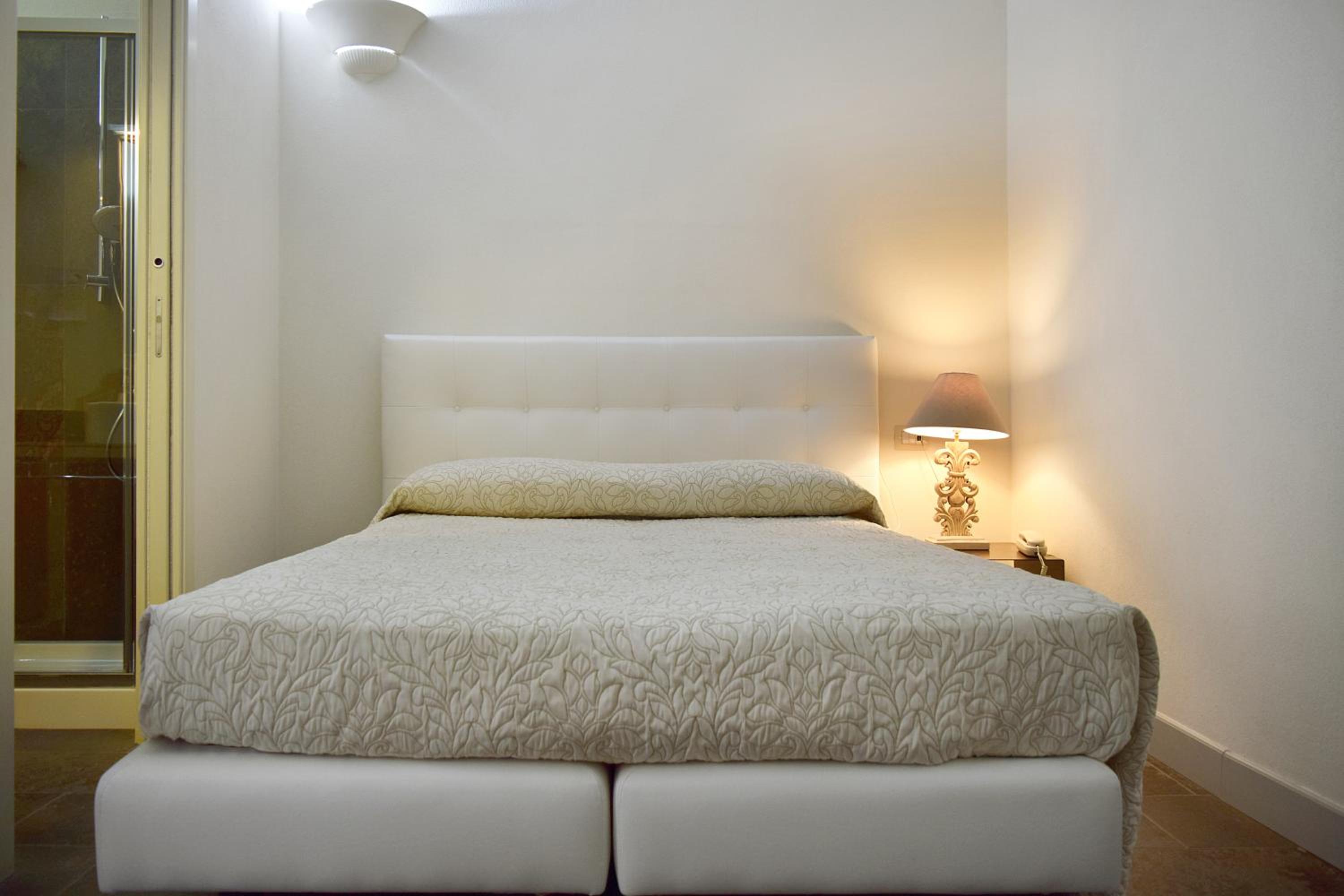 Budget Double Room - Photo 5