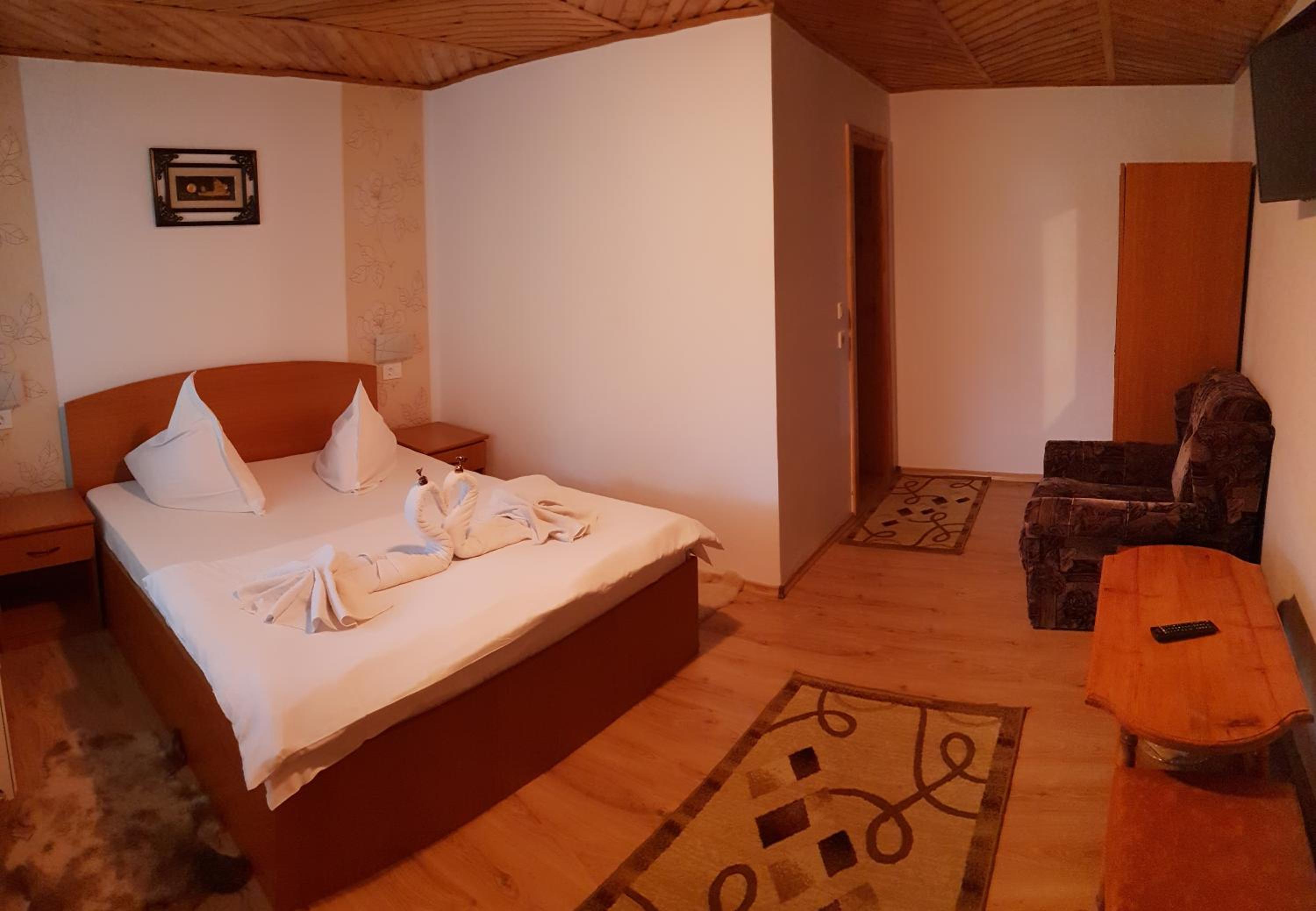 Double Room with Private Bathroom - Photo 1