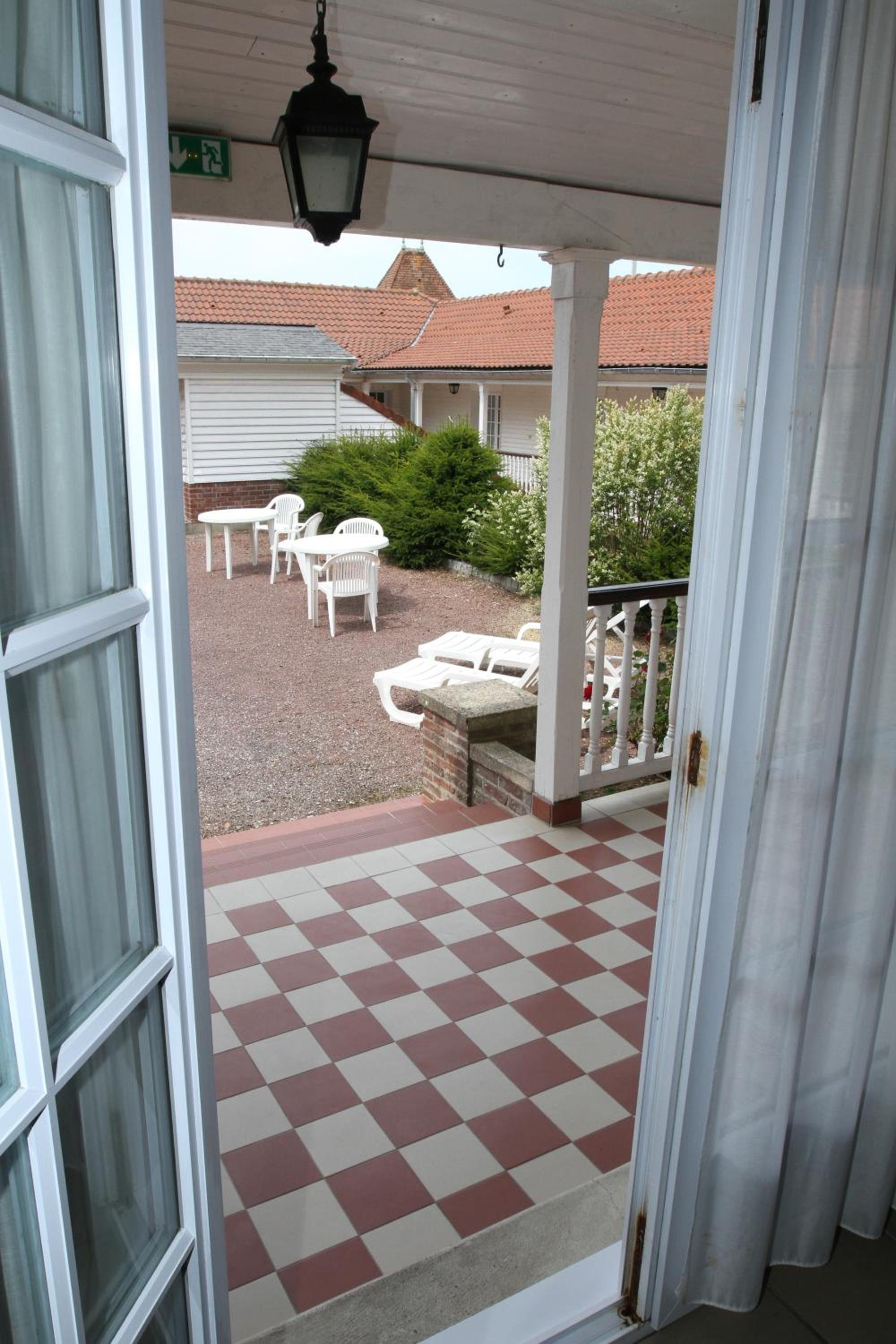 Double Room with Patio View - Photo 4