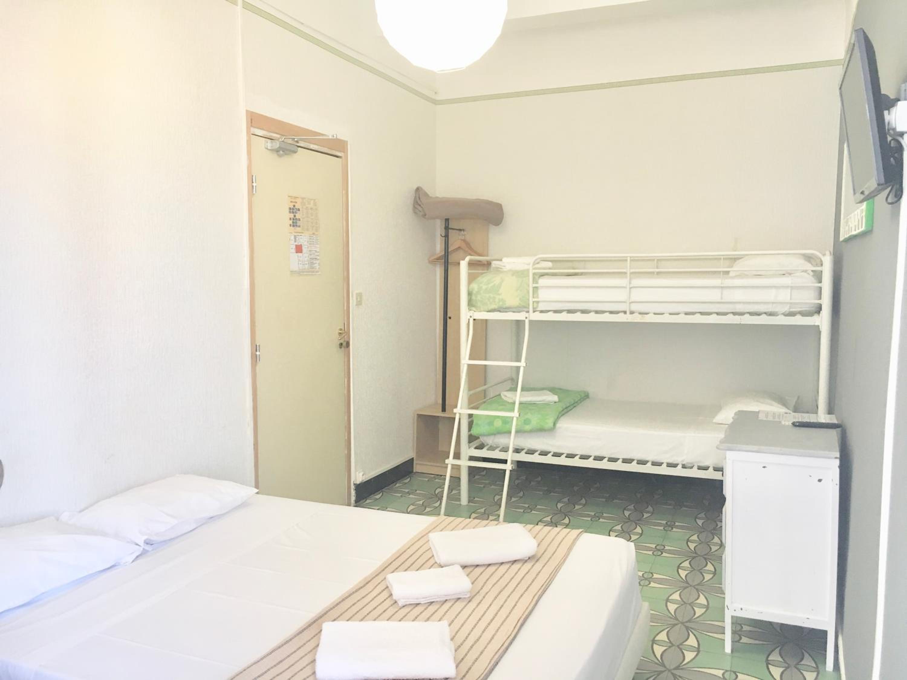 Quadruple Room with Shared Bathroom photo 2