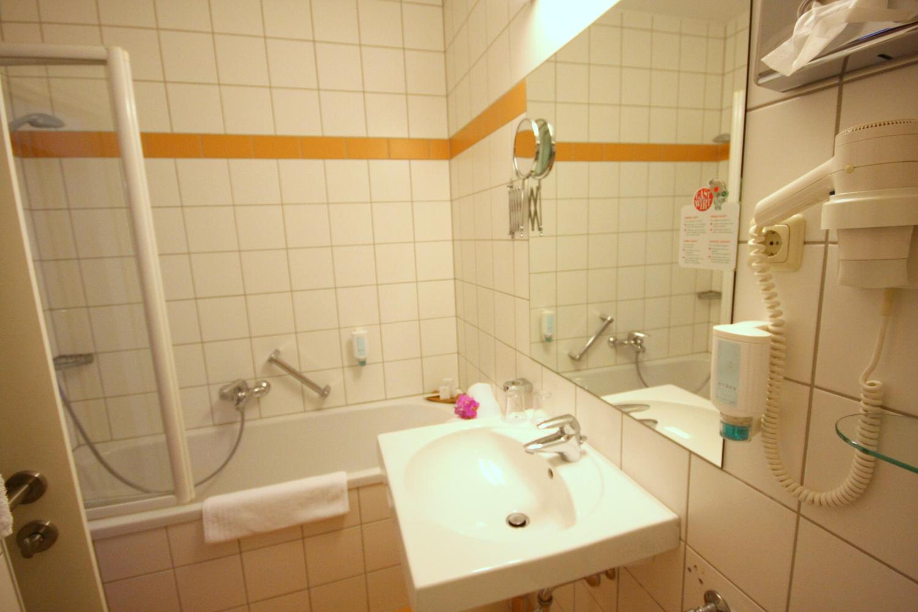 Double Room with Balcony and Lake View - Photo 3
