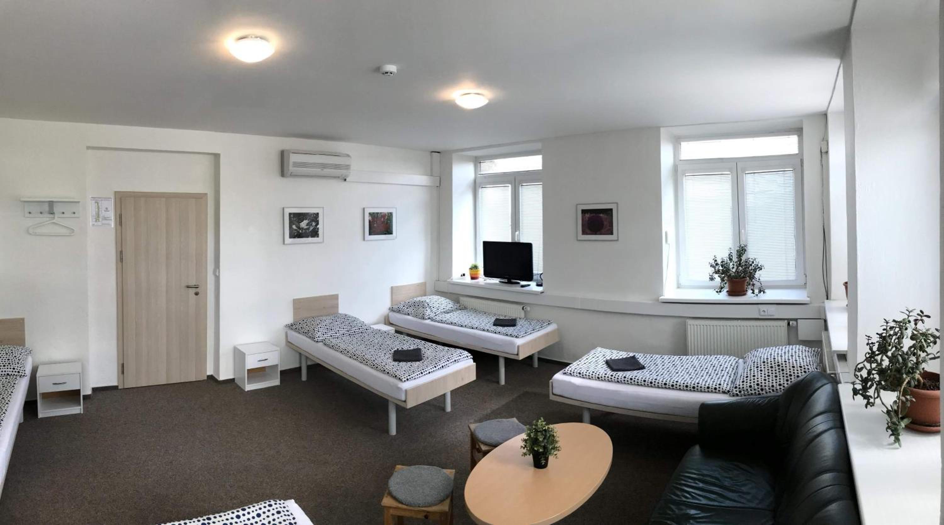 Large Family Room - Photo 11