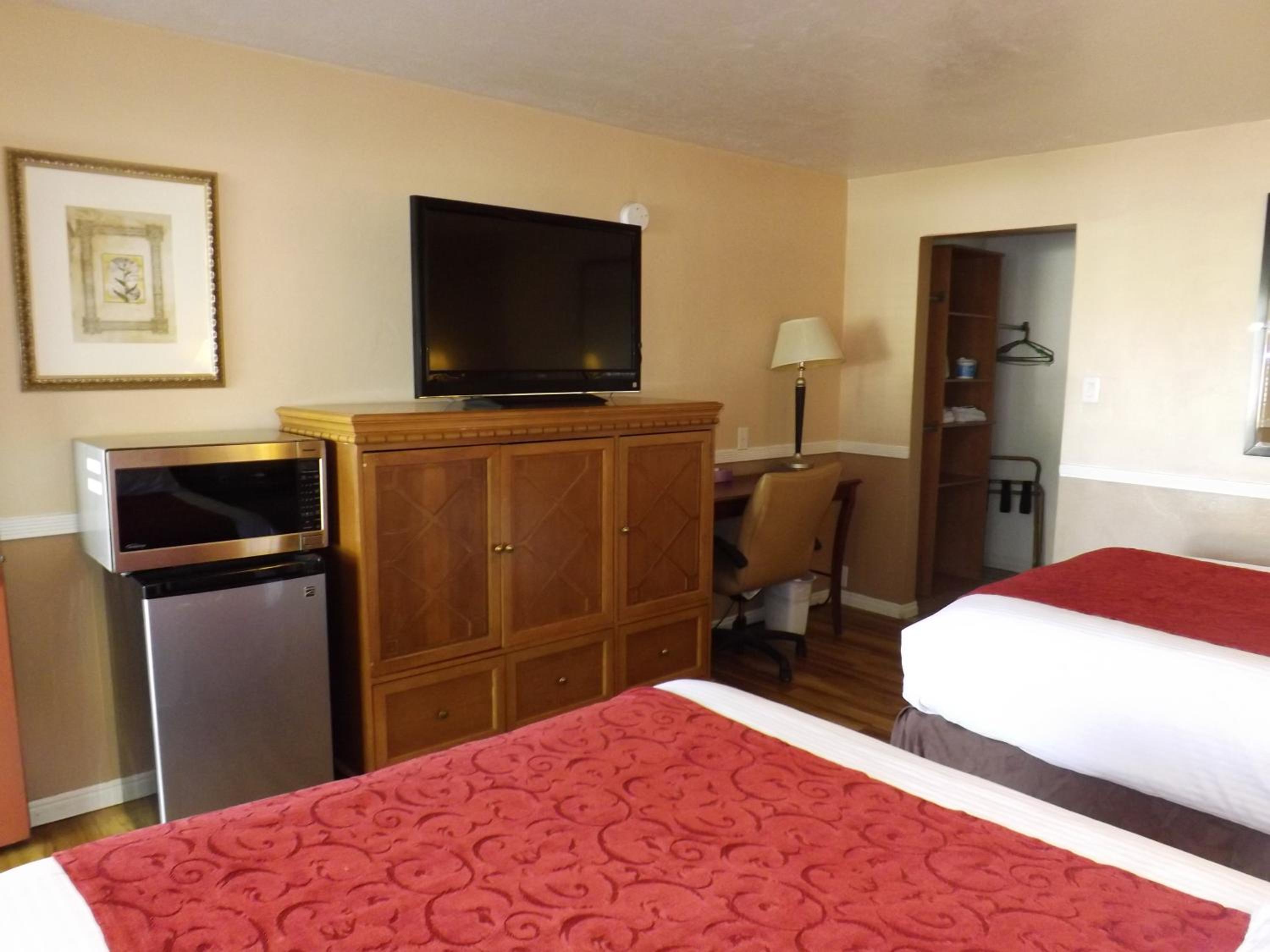 Pet Friendly with 2 Queen Beds photo 3