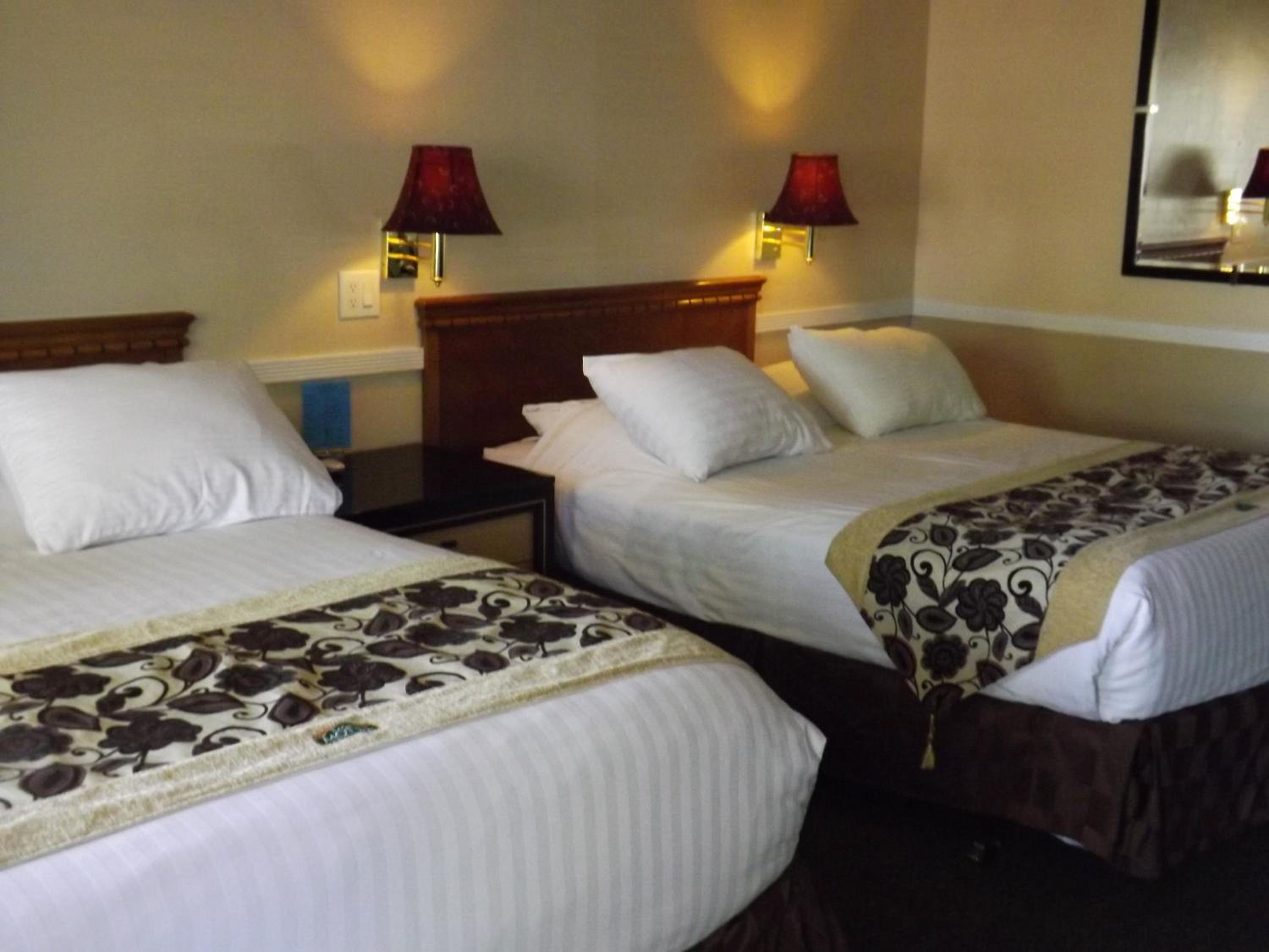 Queen Room with Two Queen Beds photo 3