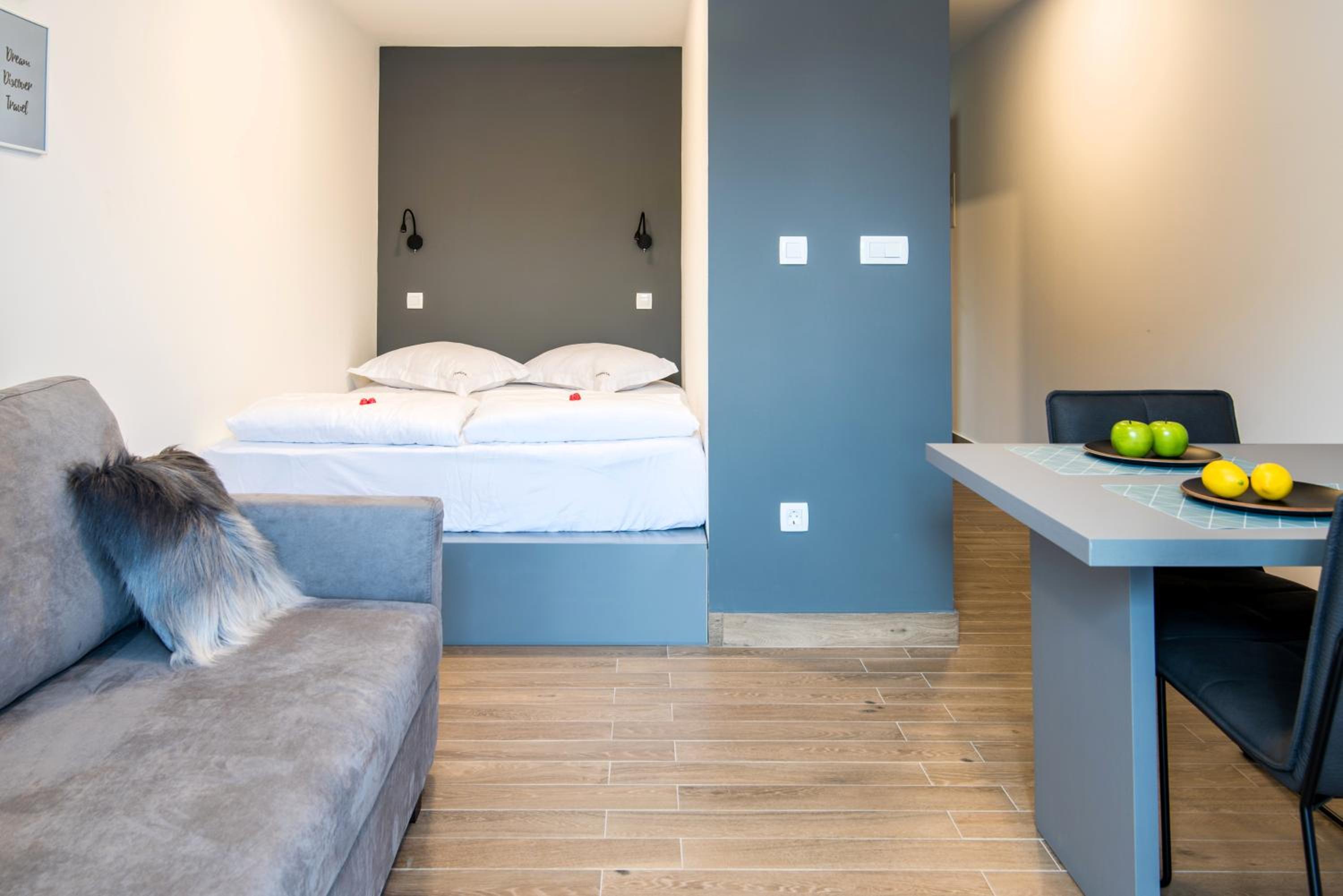 Studio Apartment with Balcony photo 1