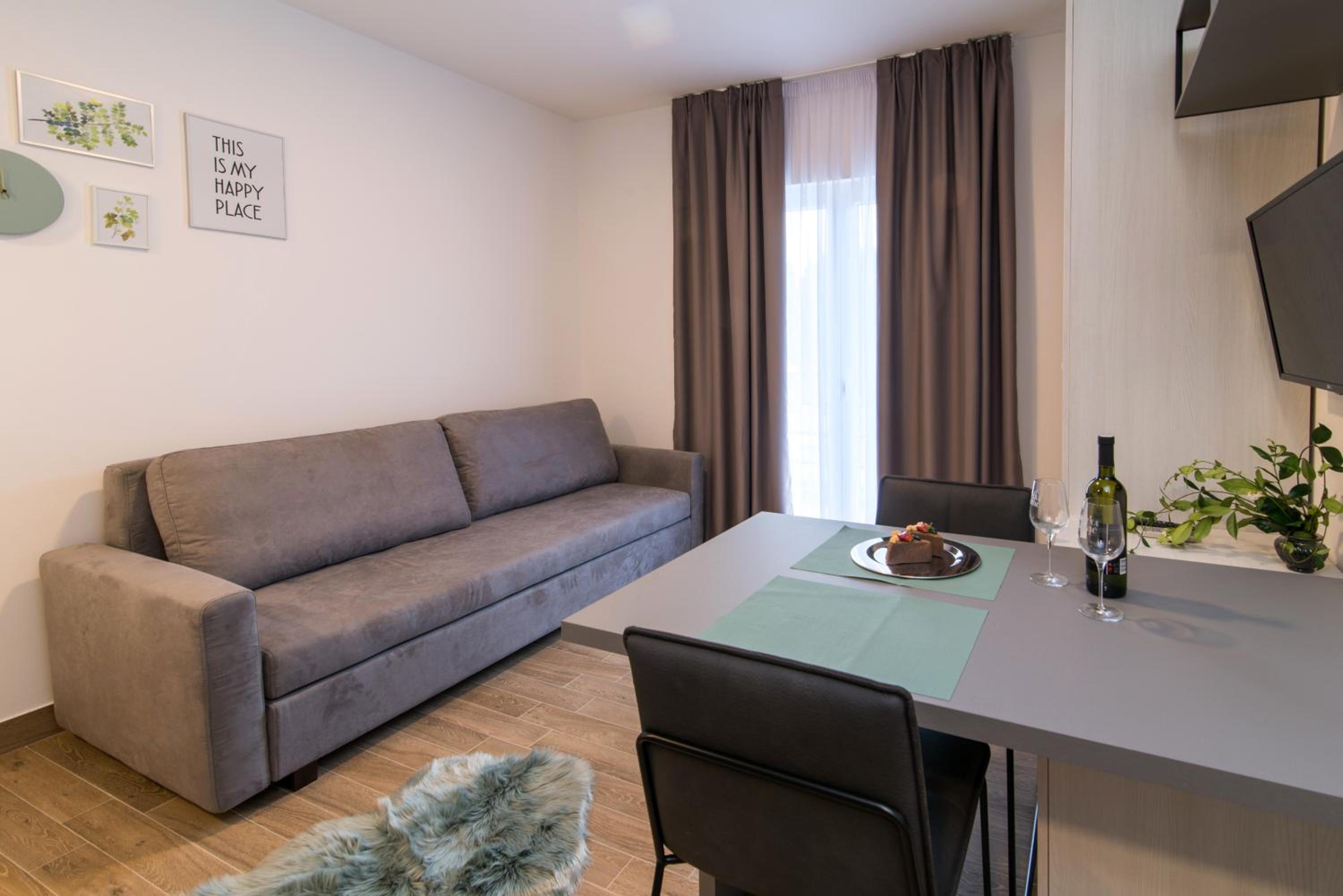 Studio Apartment with Balcony photo 1