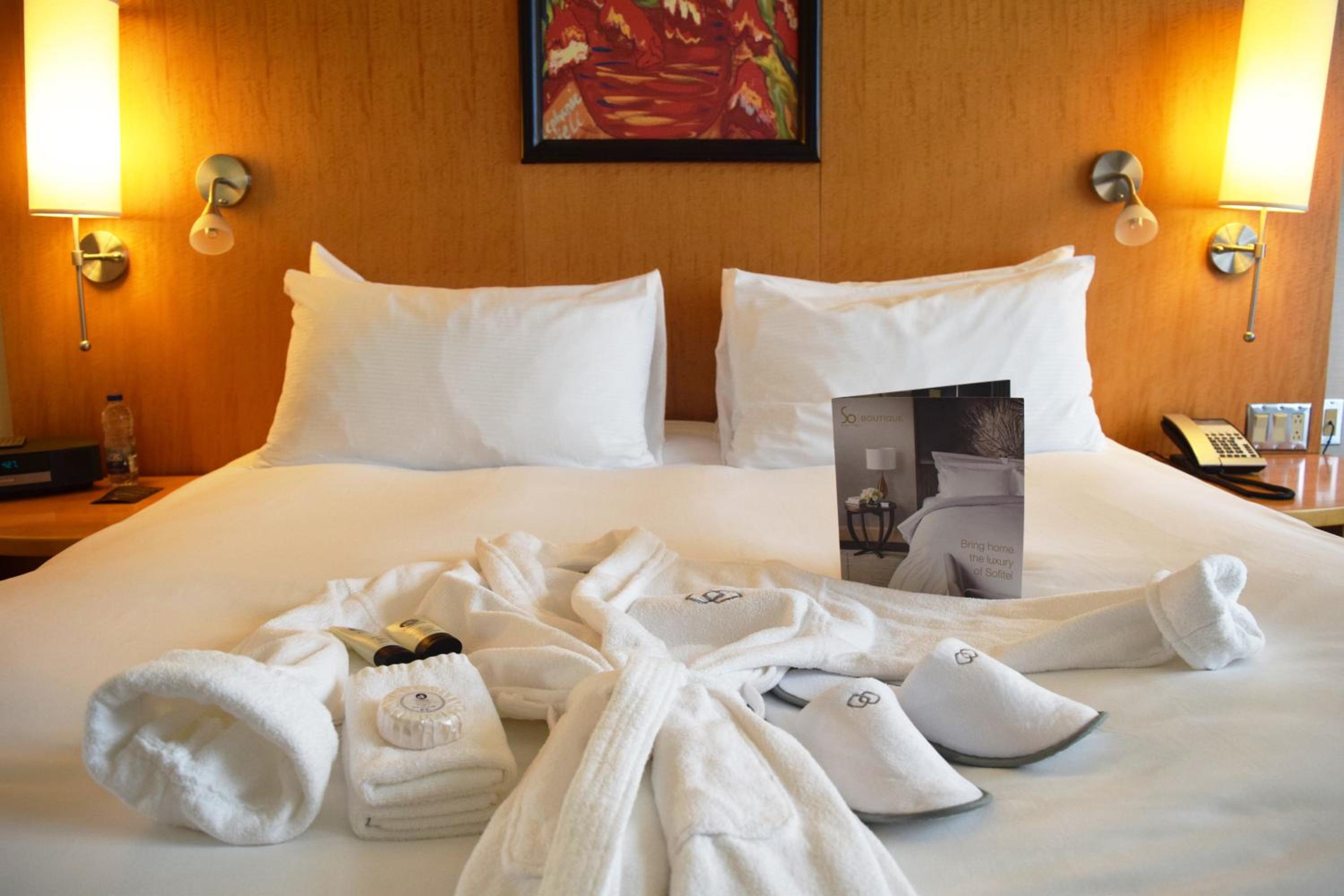 Luxury Corner King Room - Photo 7