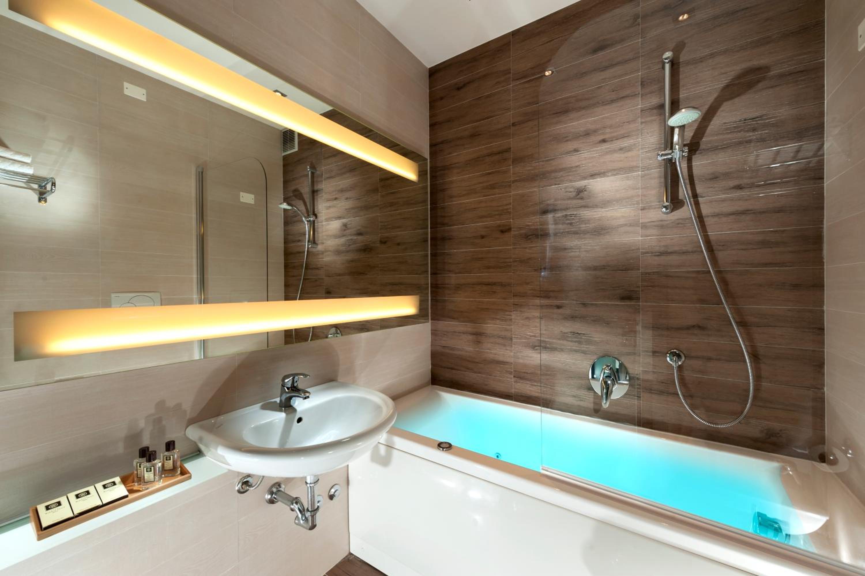 Deluxe Suite with Sea View - Photo 2