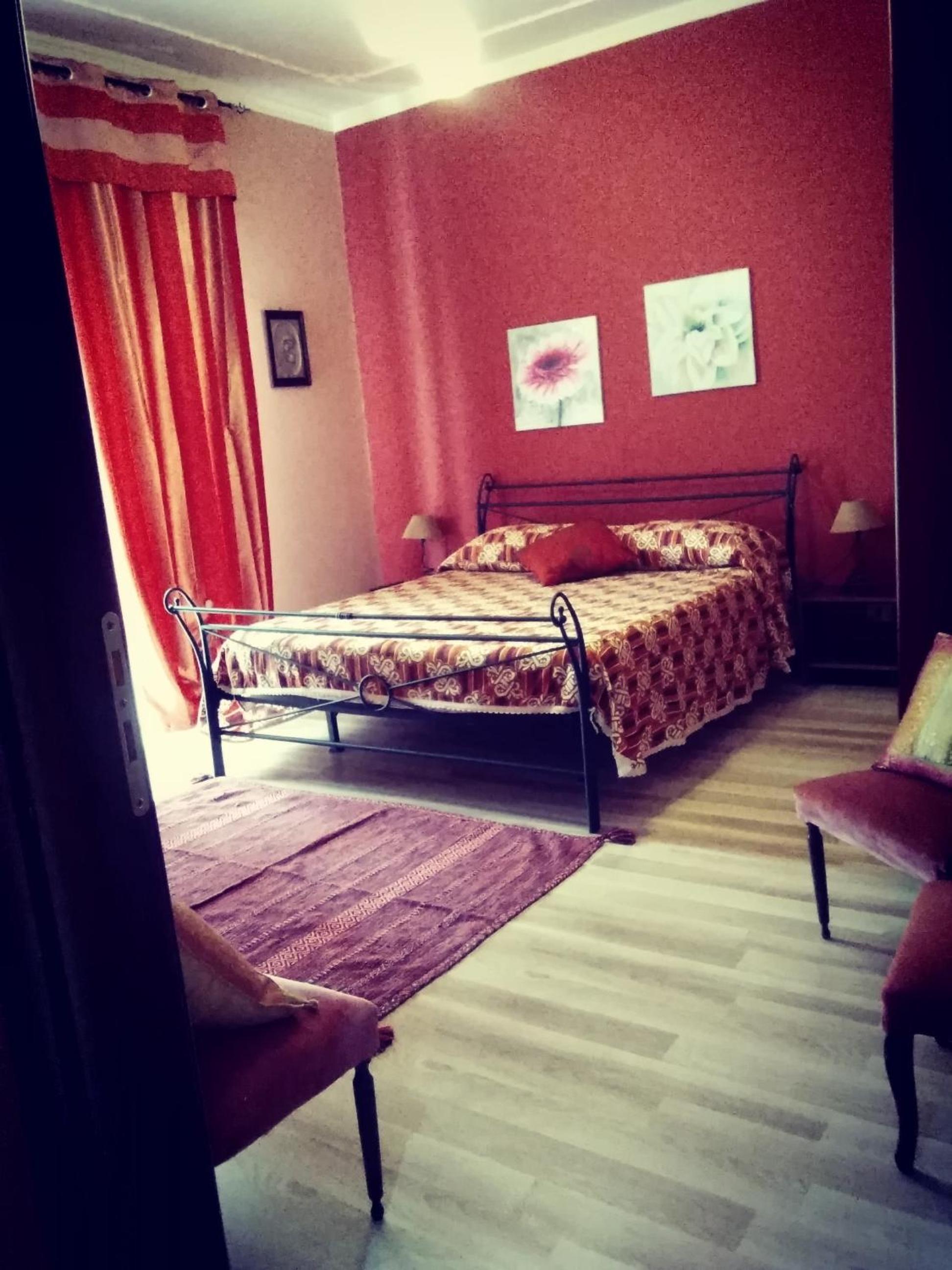 Large Double Room - Photo 3