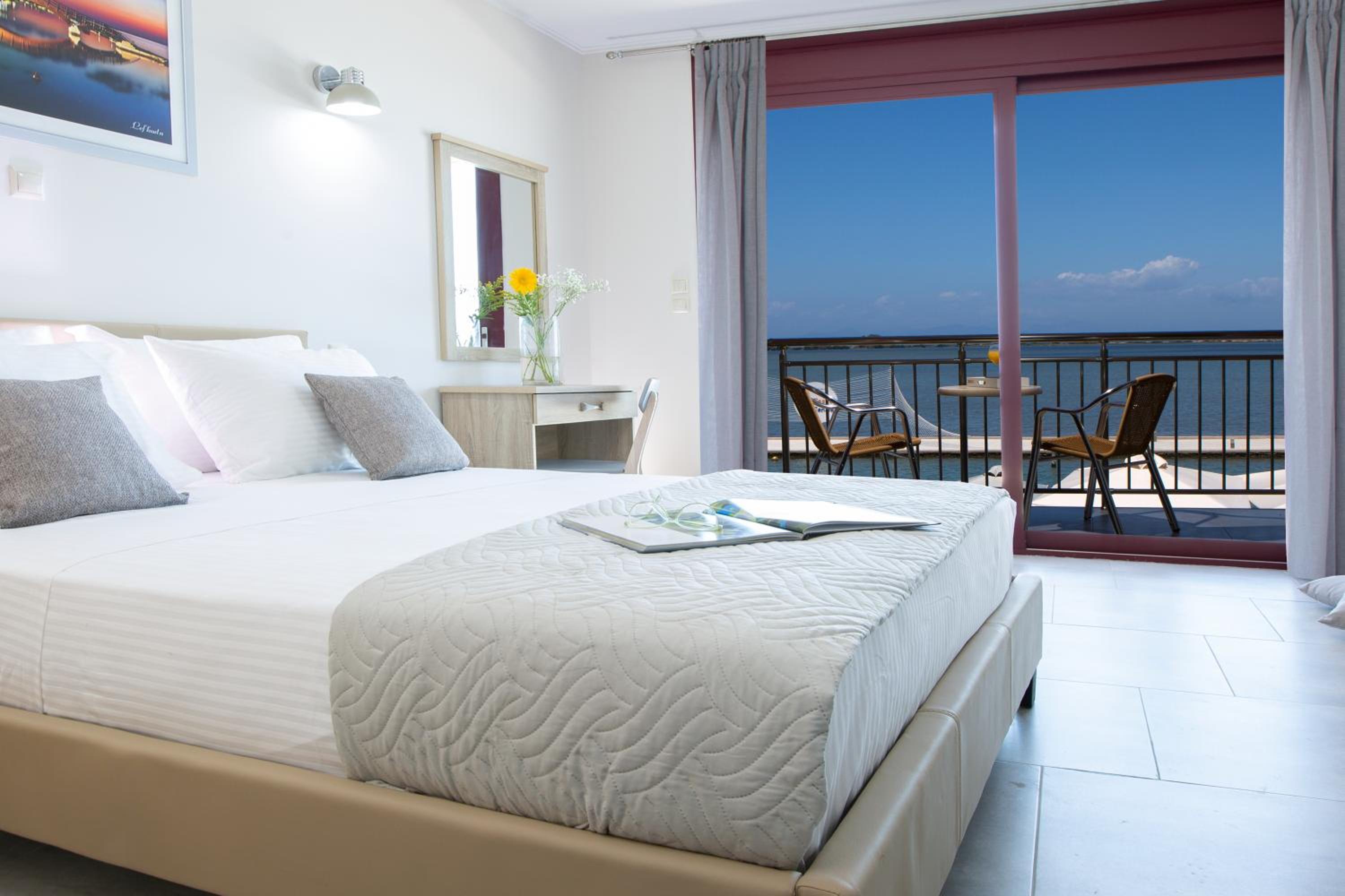 Deluxe Double Room with Balcony and Sea View photo 2