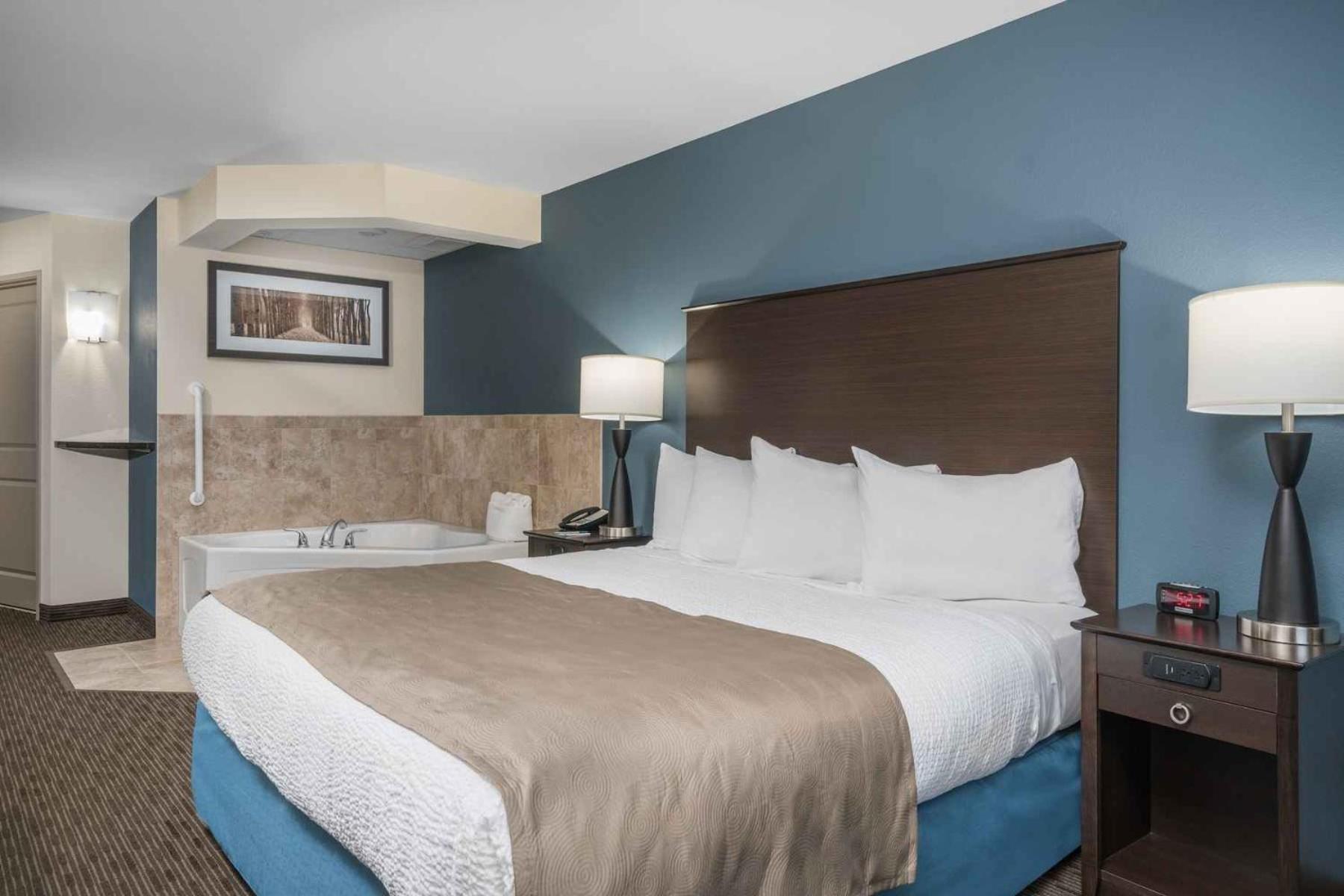 One-Bedroom Superior King Suite with Sofa Bed - Non-Smoking photo 1