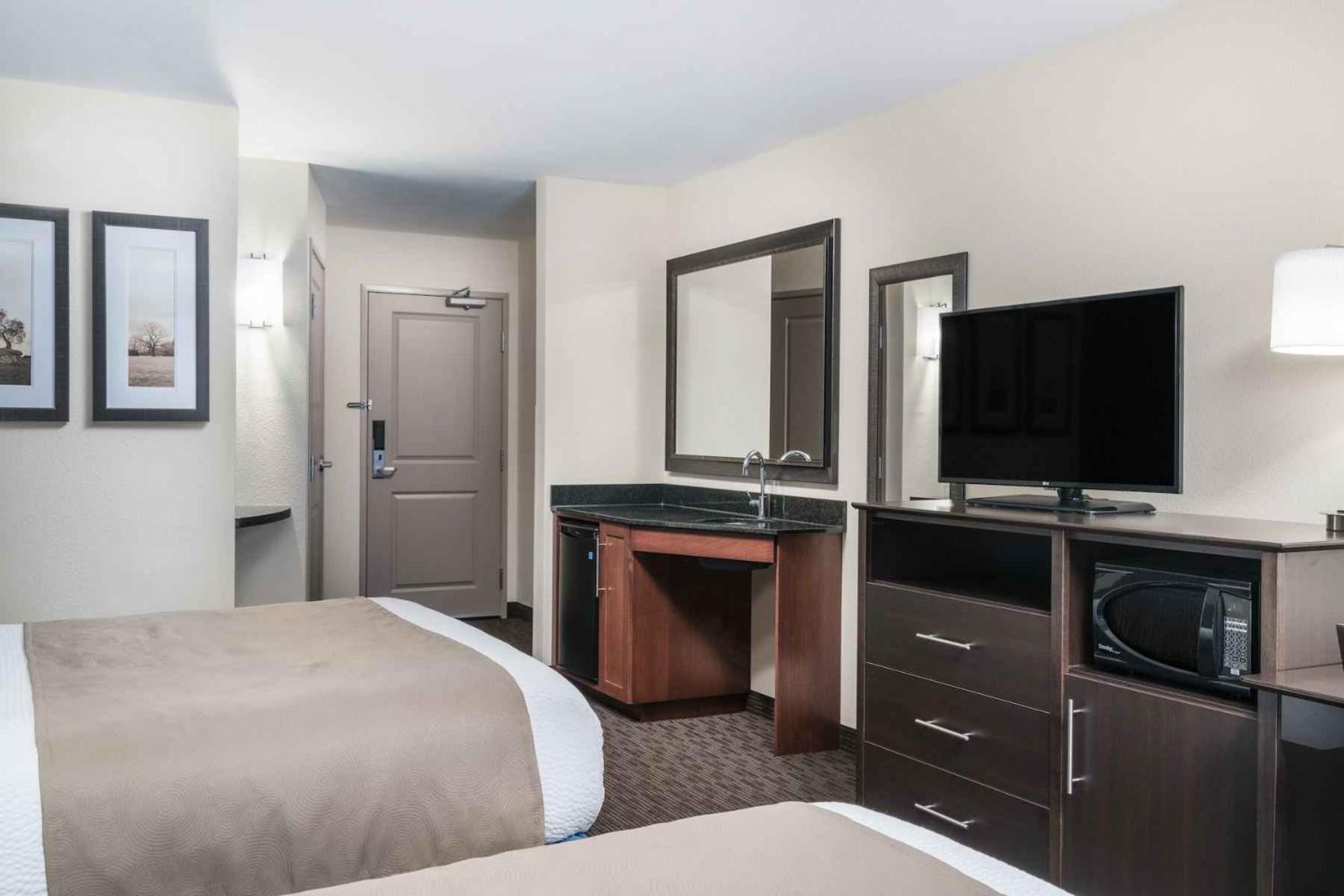 Queen Room with Two Queen Beds - Mobility Access/Non-Smoking photo 1