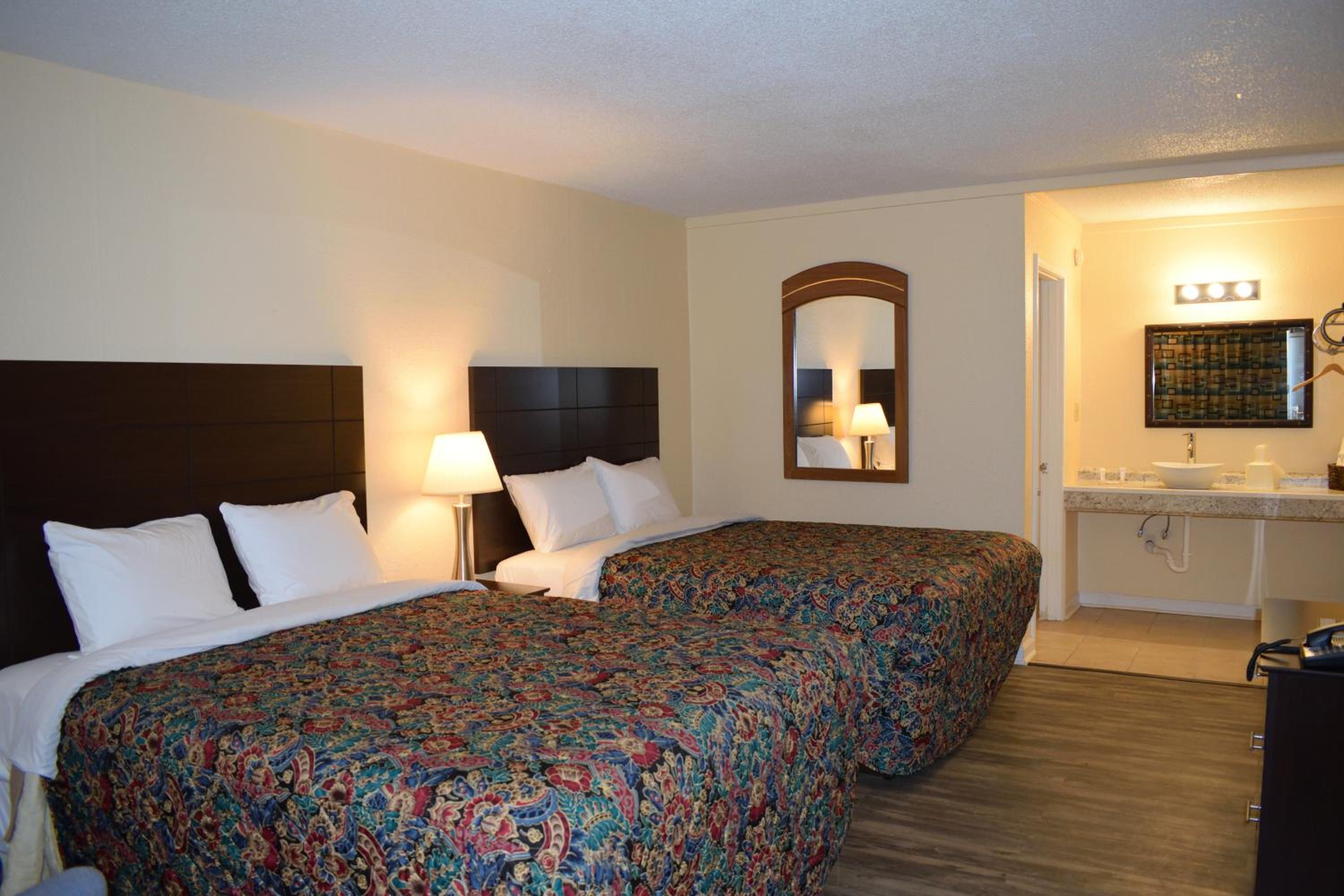 Deluxe Queen Suite photo 3