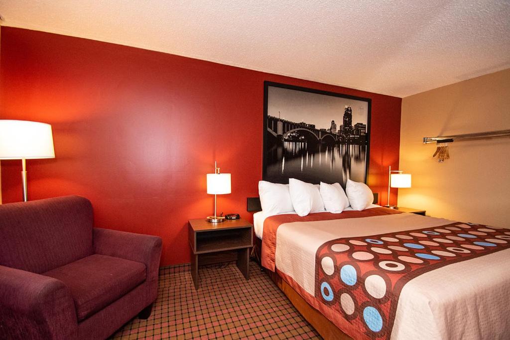 King Room - Non-Smoking - Photo 3