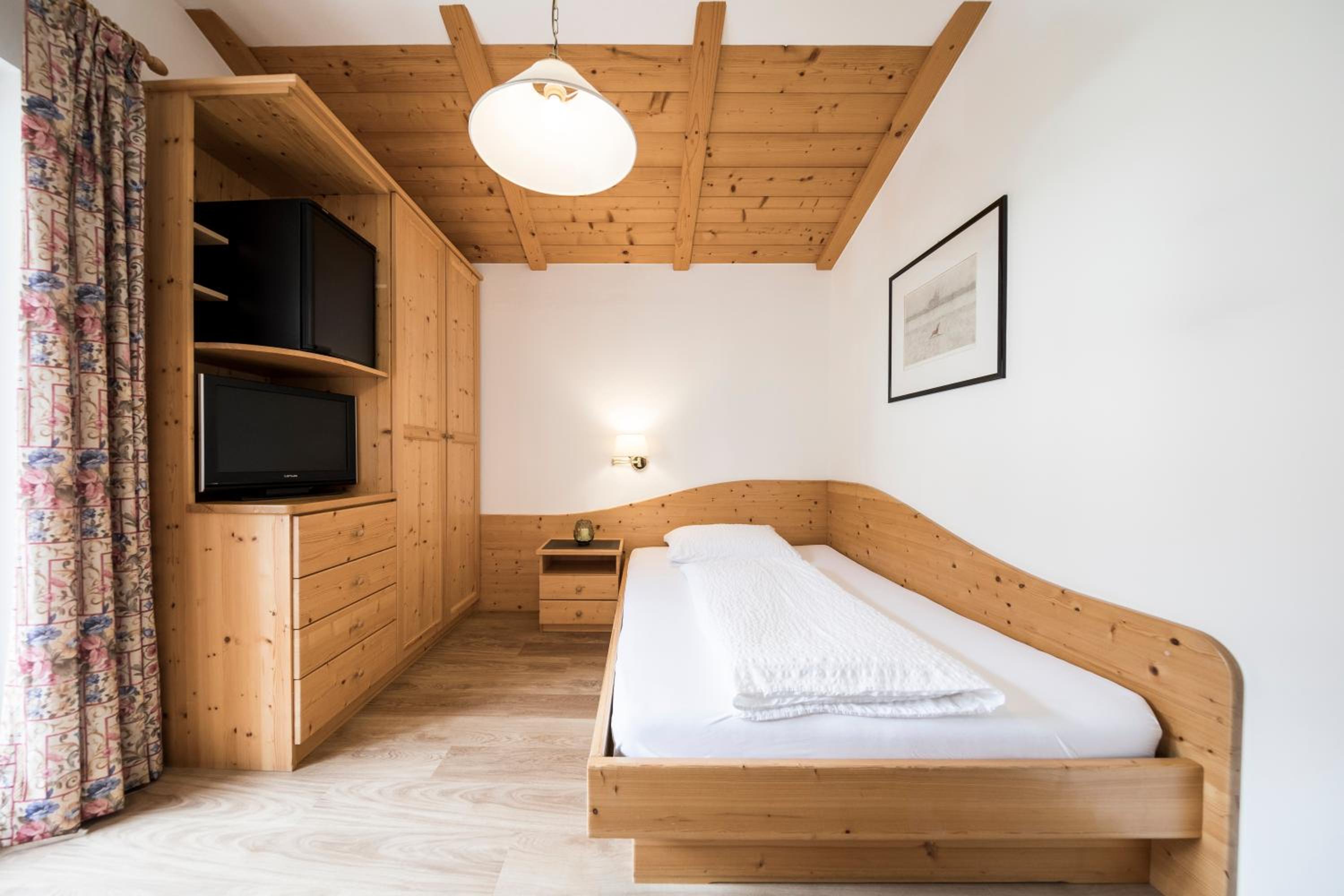 Standard Single Room with Mountain View