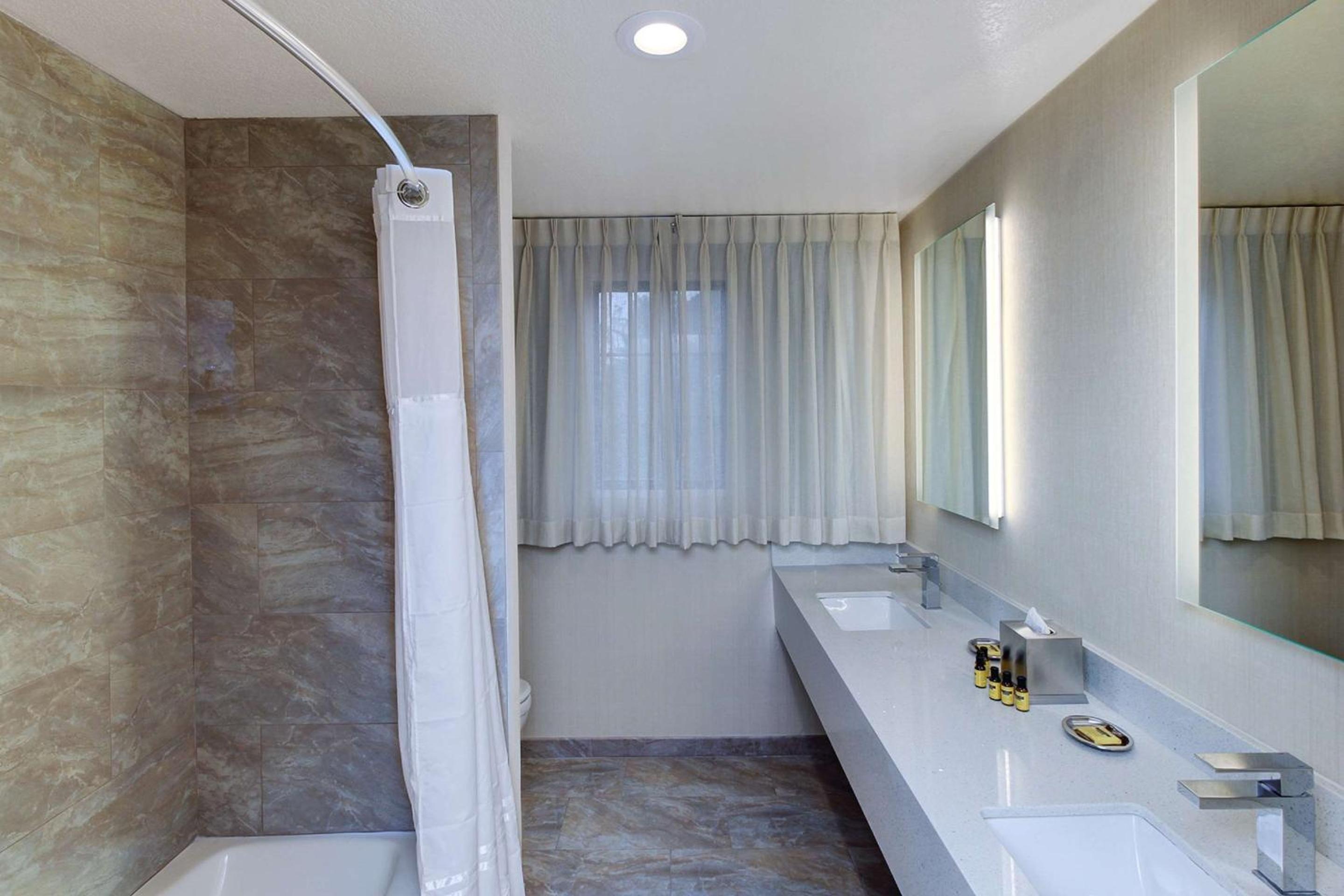 Queen Room with Courtyard View - Photo 4