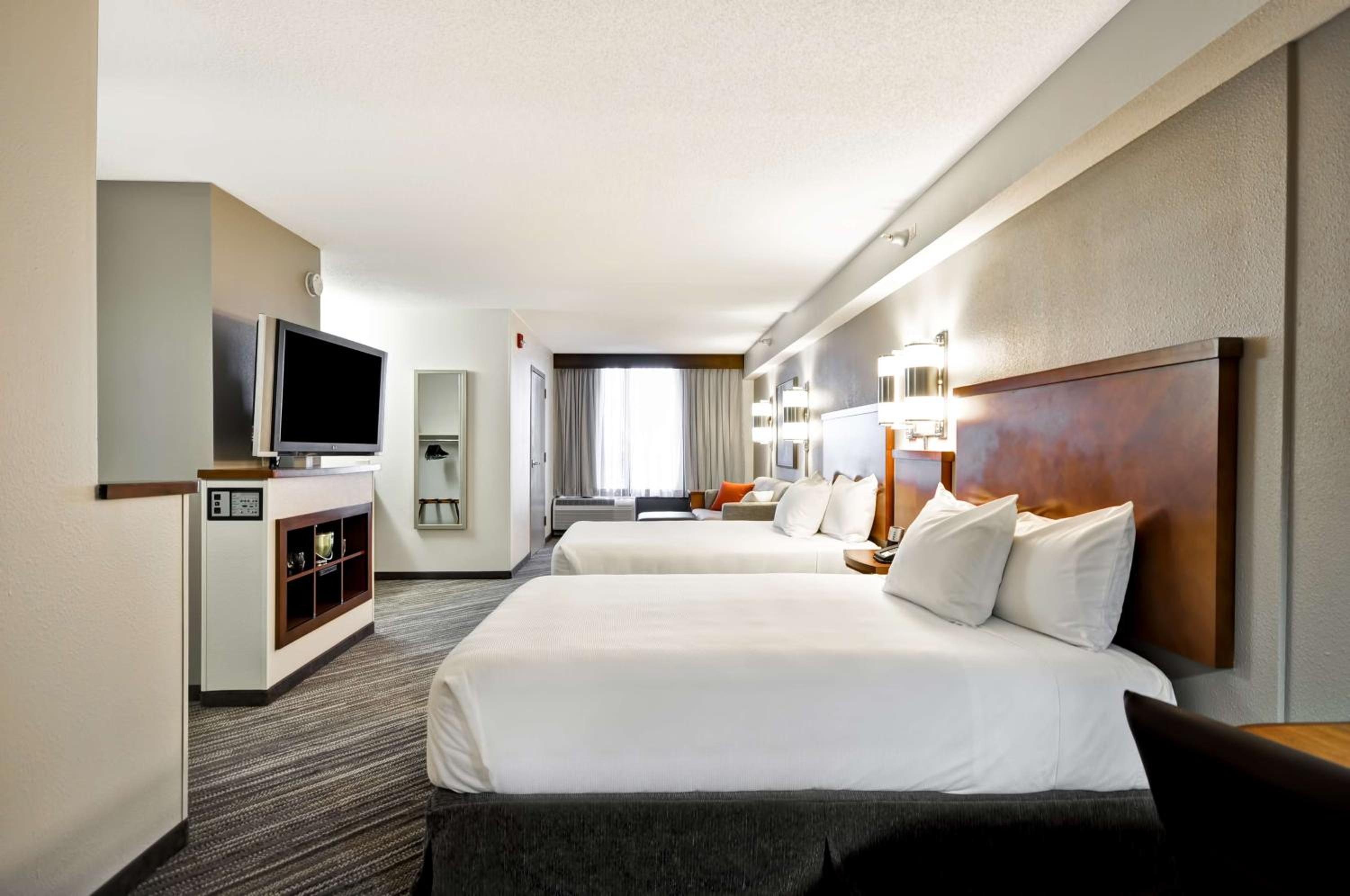 Double Room with Two Double Beds and Accessible Tub - Disability Access - Photo 11