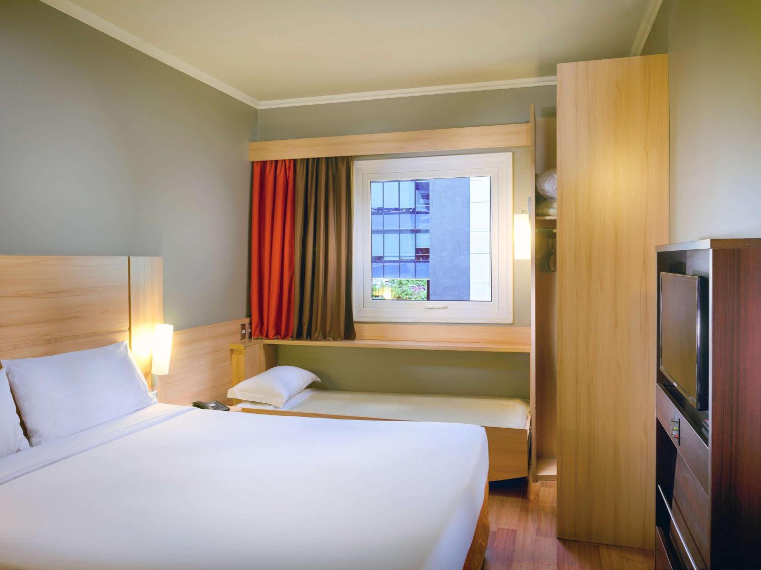 Standard Queen Room with Child Bed photo 1