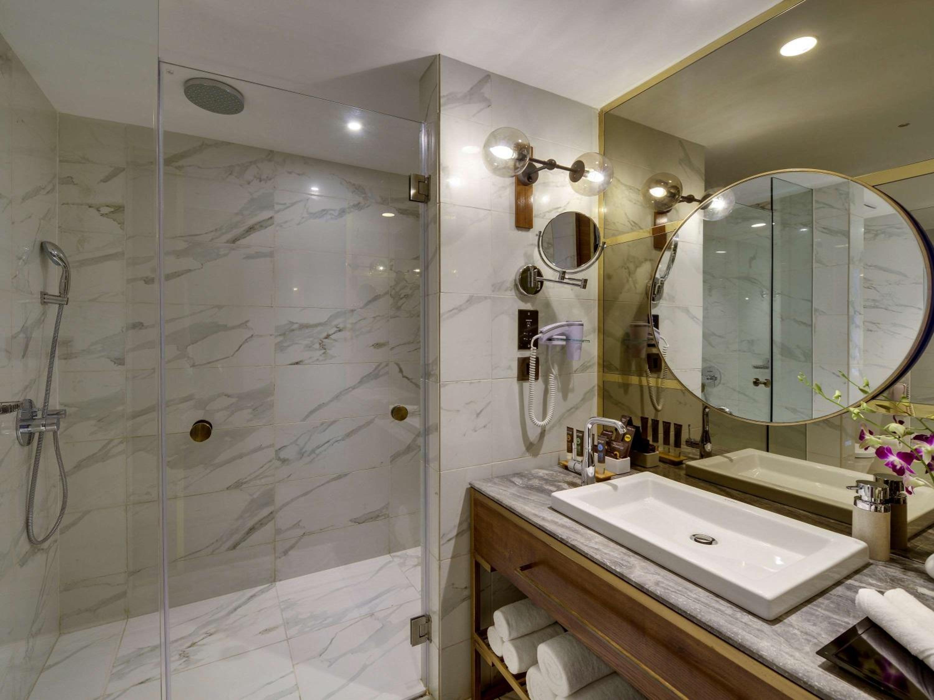 Luxury King Room – INR 500 Credit on SPA per stay – Happy Hours 1+1 (5pm to 7pm) – 15% Discount on Food & Beverages – 10% Discount on One way Local transfers