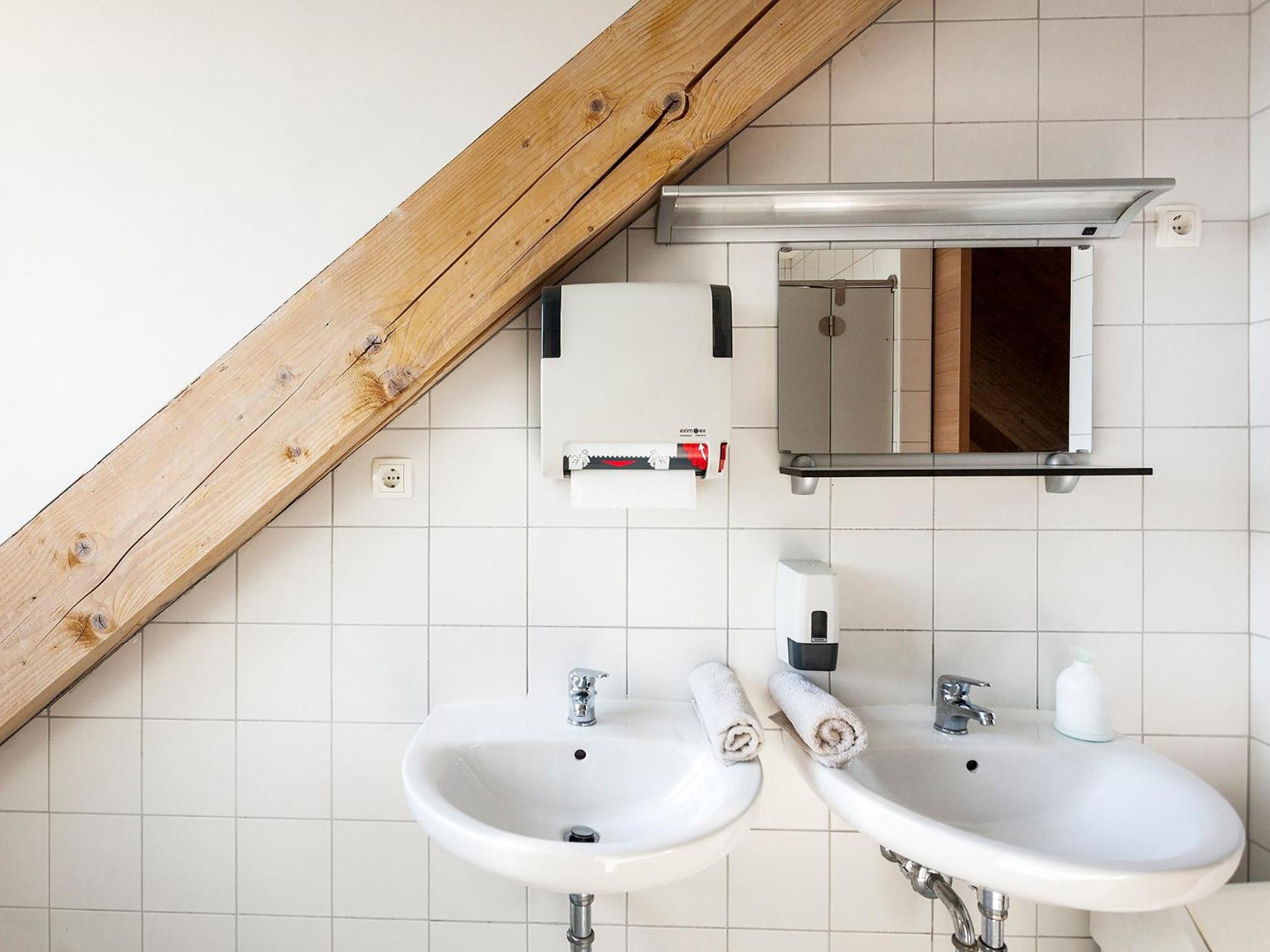 Quadruple Room with Shared Bathroom photo 3
