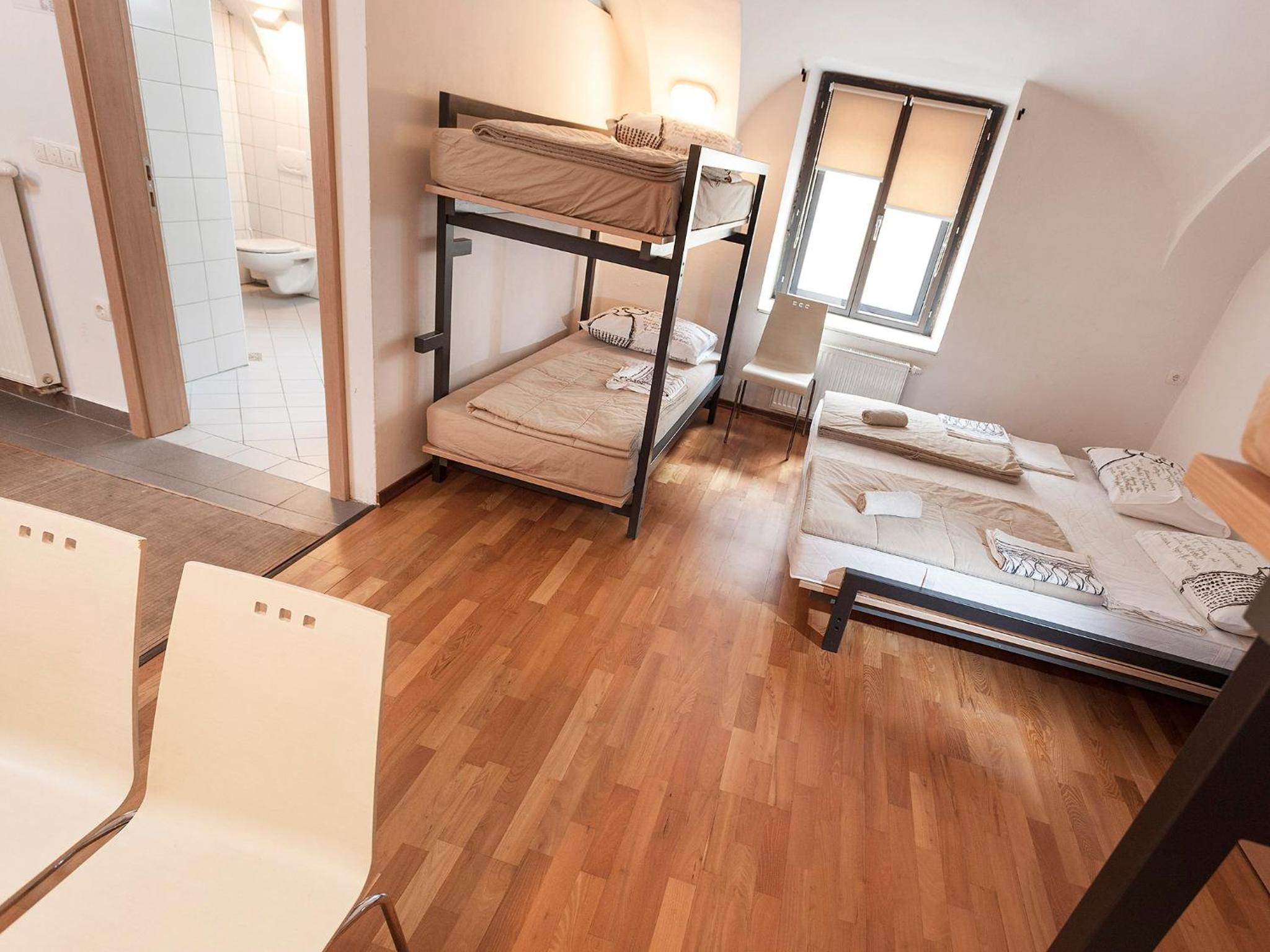 Quadruple Room with Private Bathroom - Photo 7