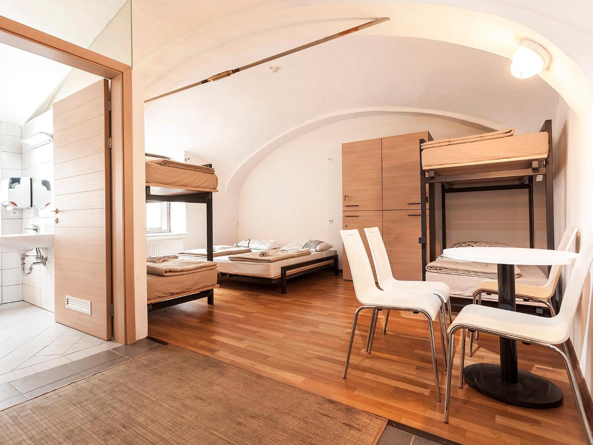 Quadruple Room with Private Bathroom - Photo 3