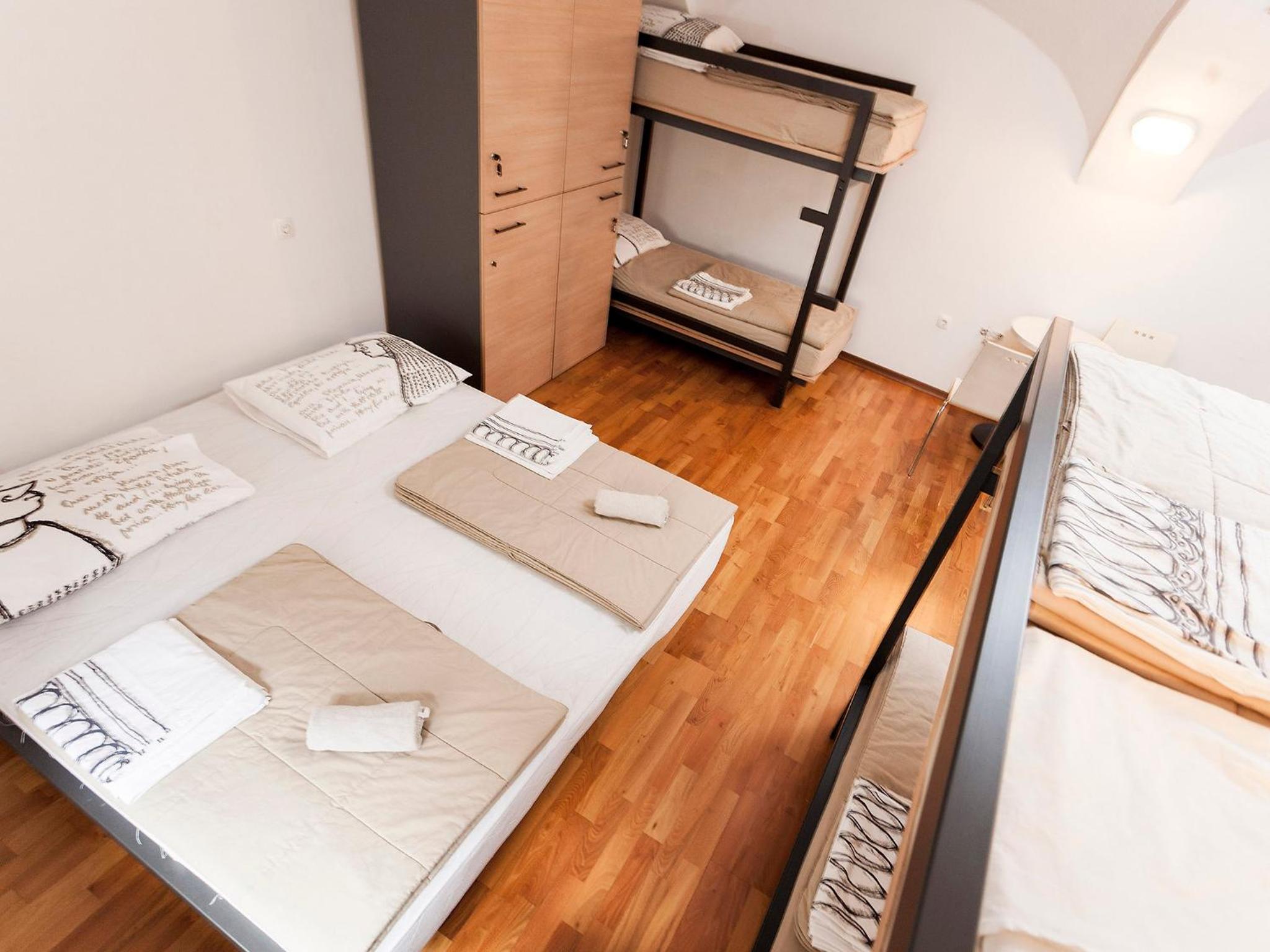 Quadruple Room with Private Bathroom - Photo 5