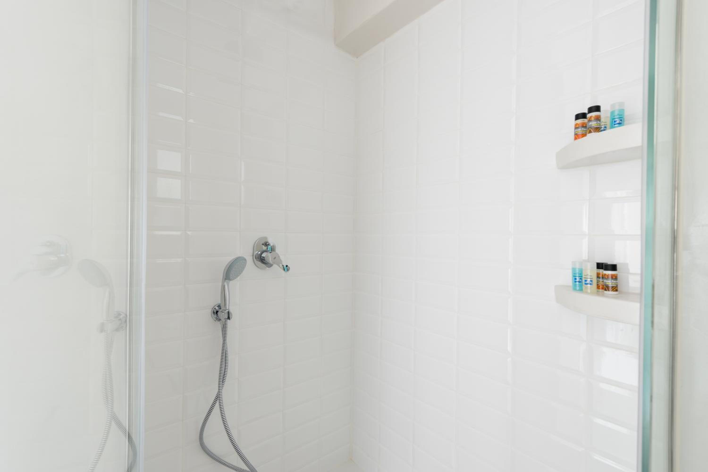 Double or Twin Room - Photo 9