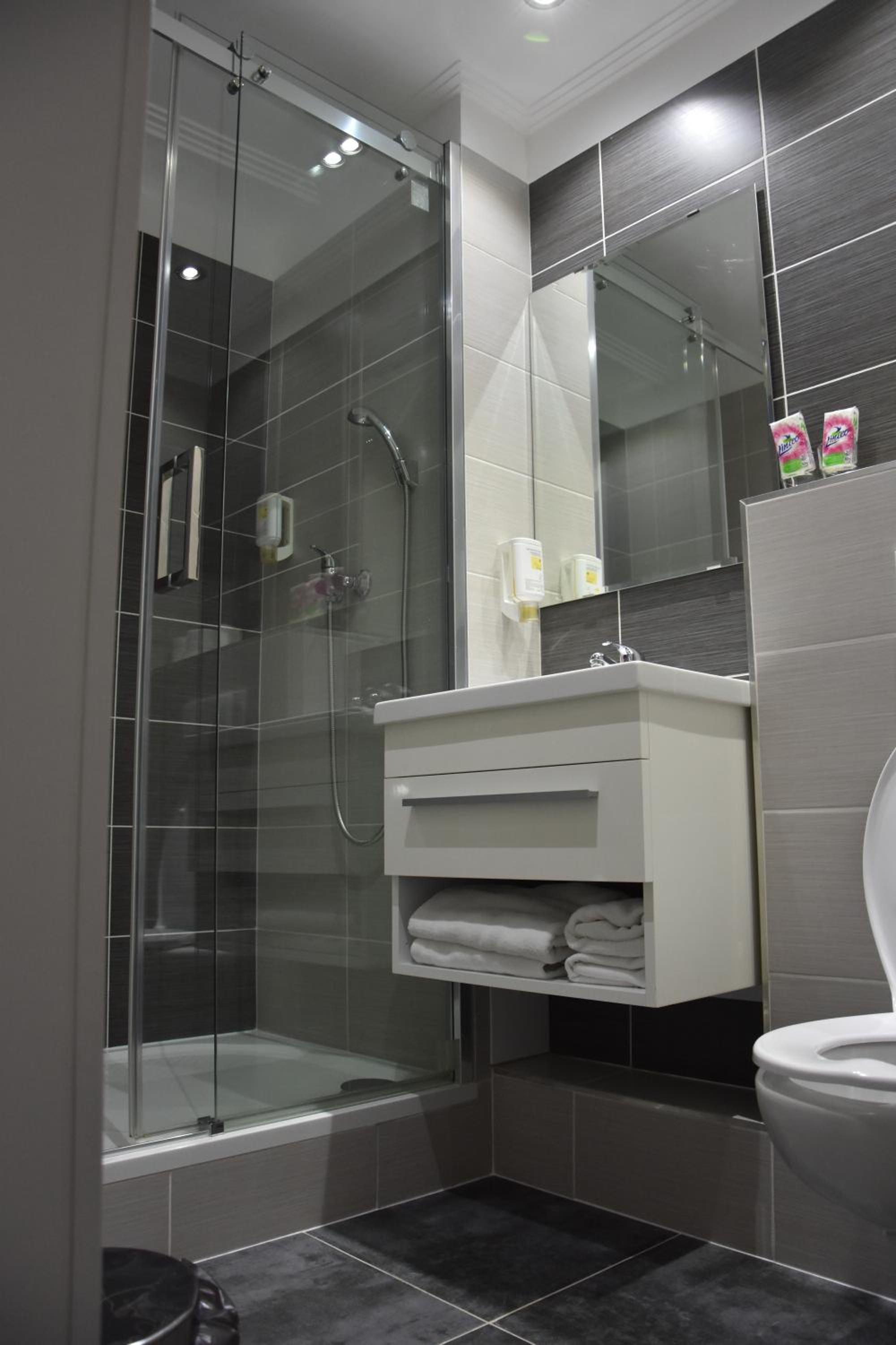 Double or Twin Room - Photo 9