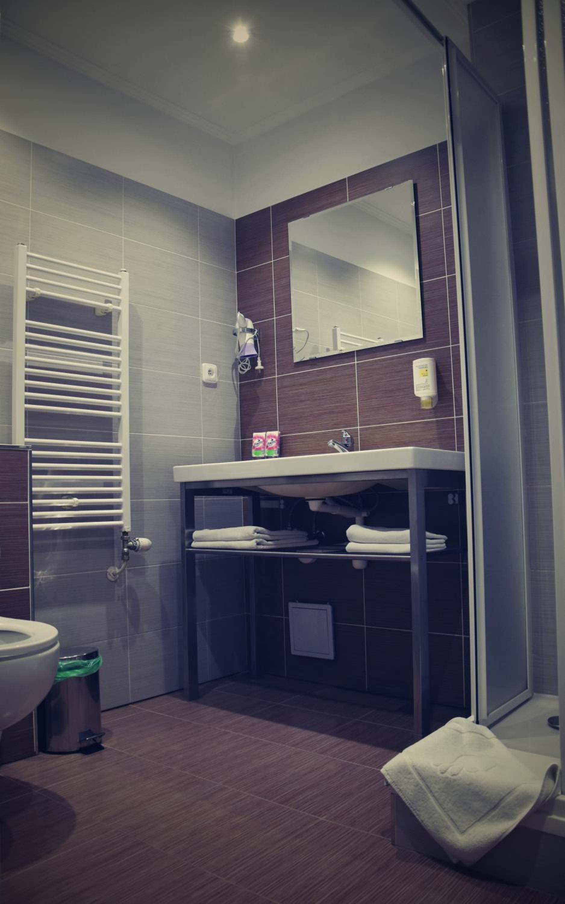 Double or Twin Room - Photo 8