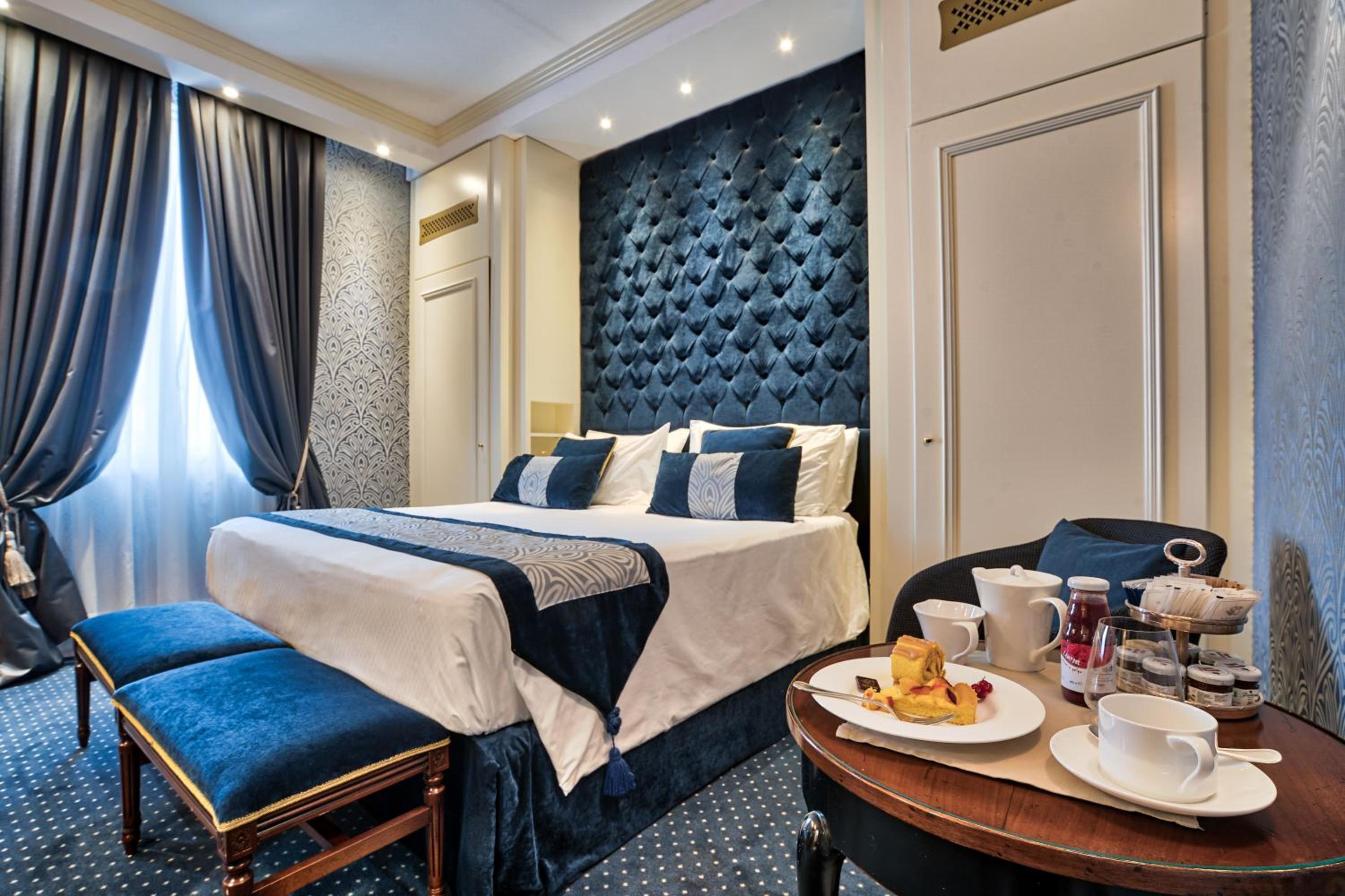 Classic Double or Twin Room with City View - Photo 2