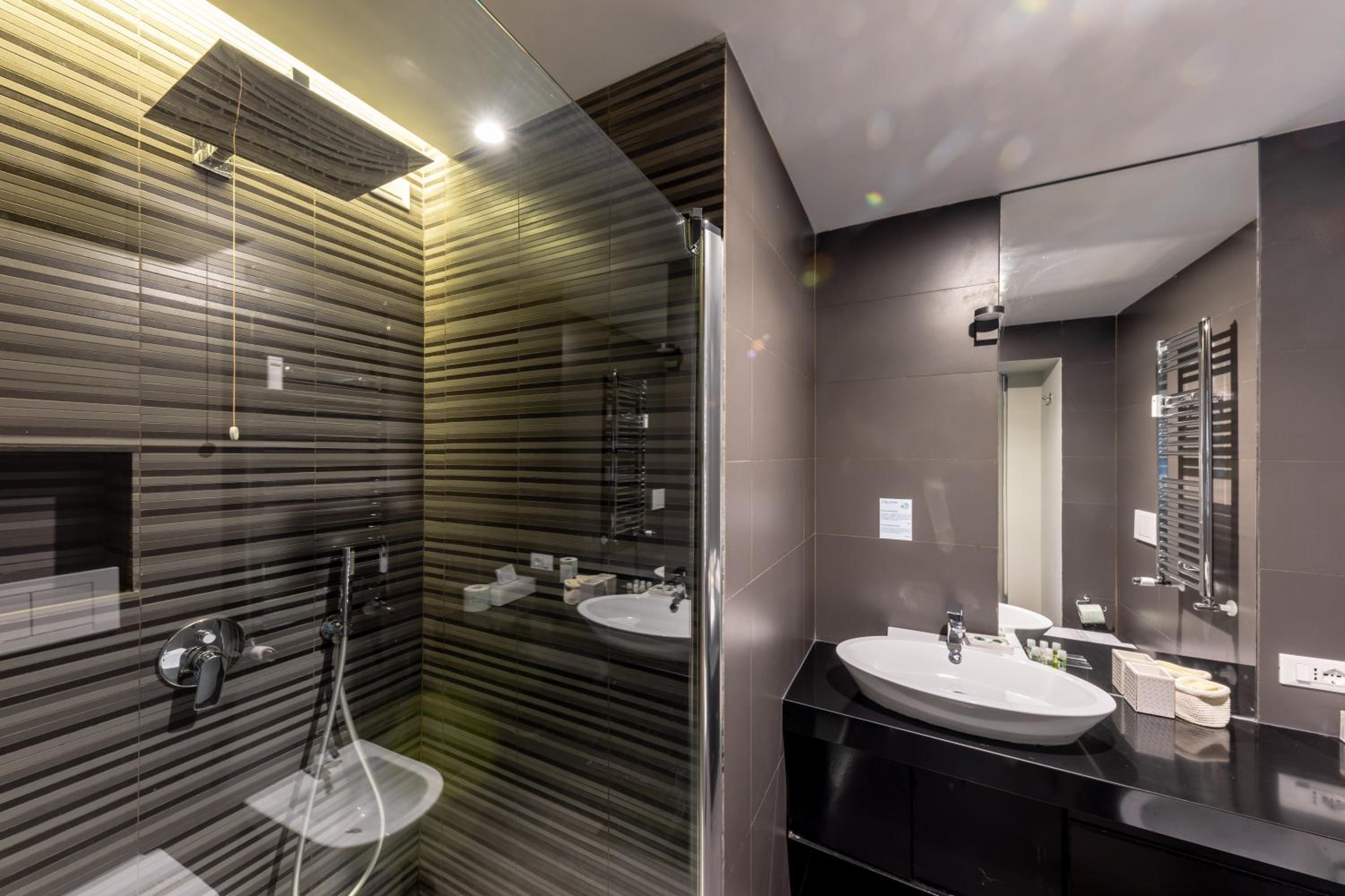 Suite with Hot Tub photo 2