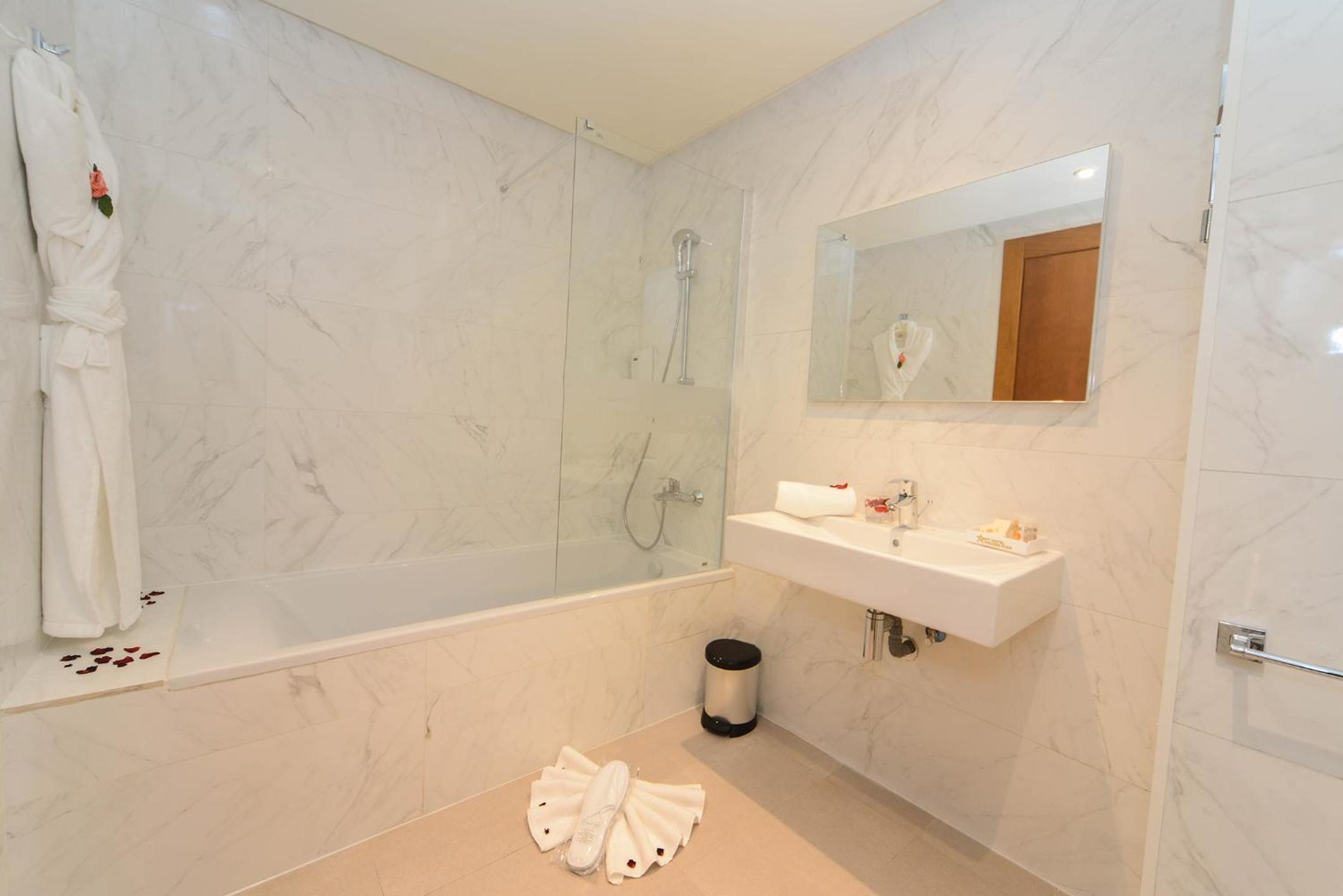 Deluxe Double or Twin Room with Balcony photo 3