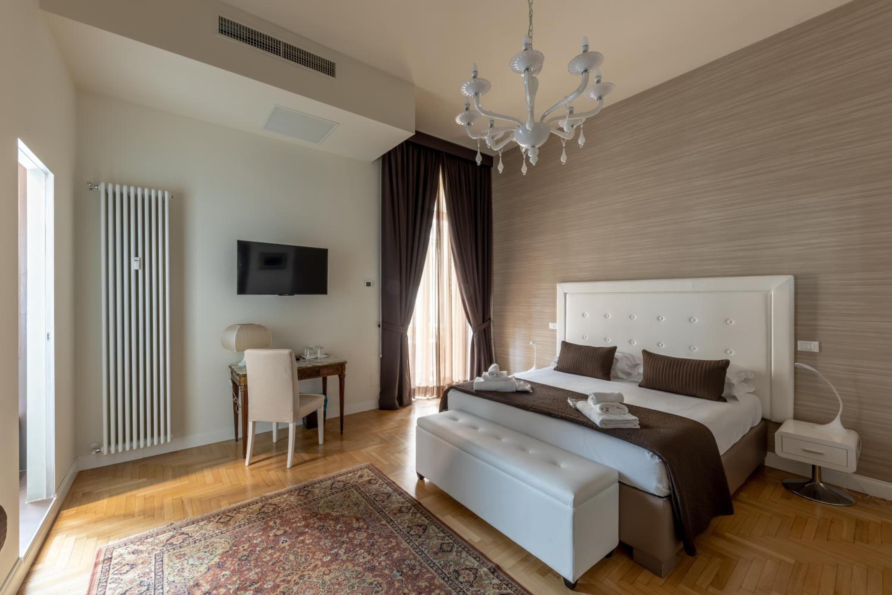 Superior King Suite photo 1