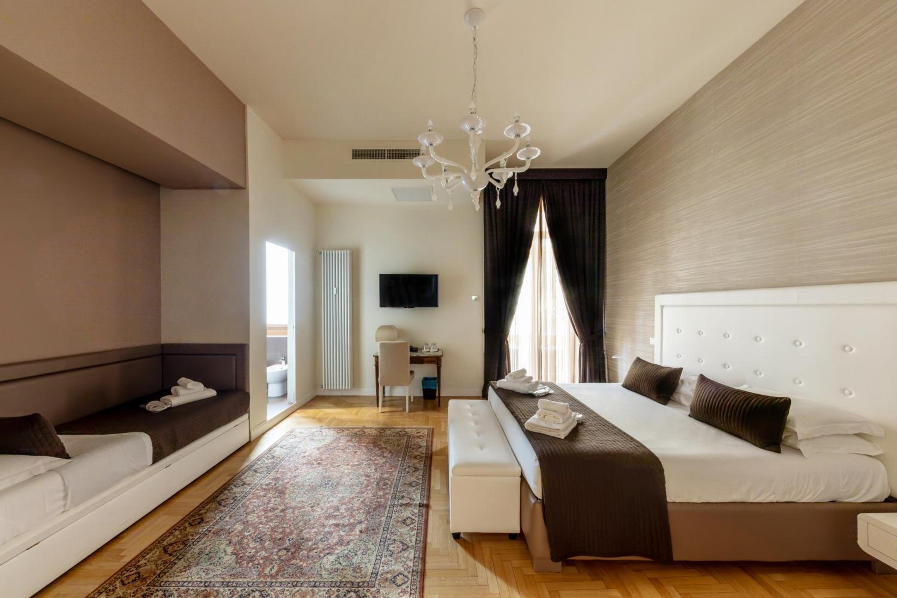 Superior King Suite photo 2