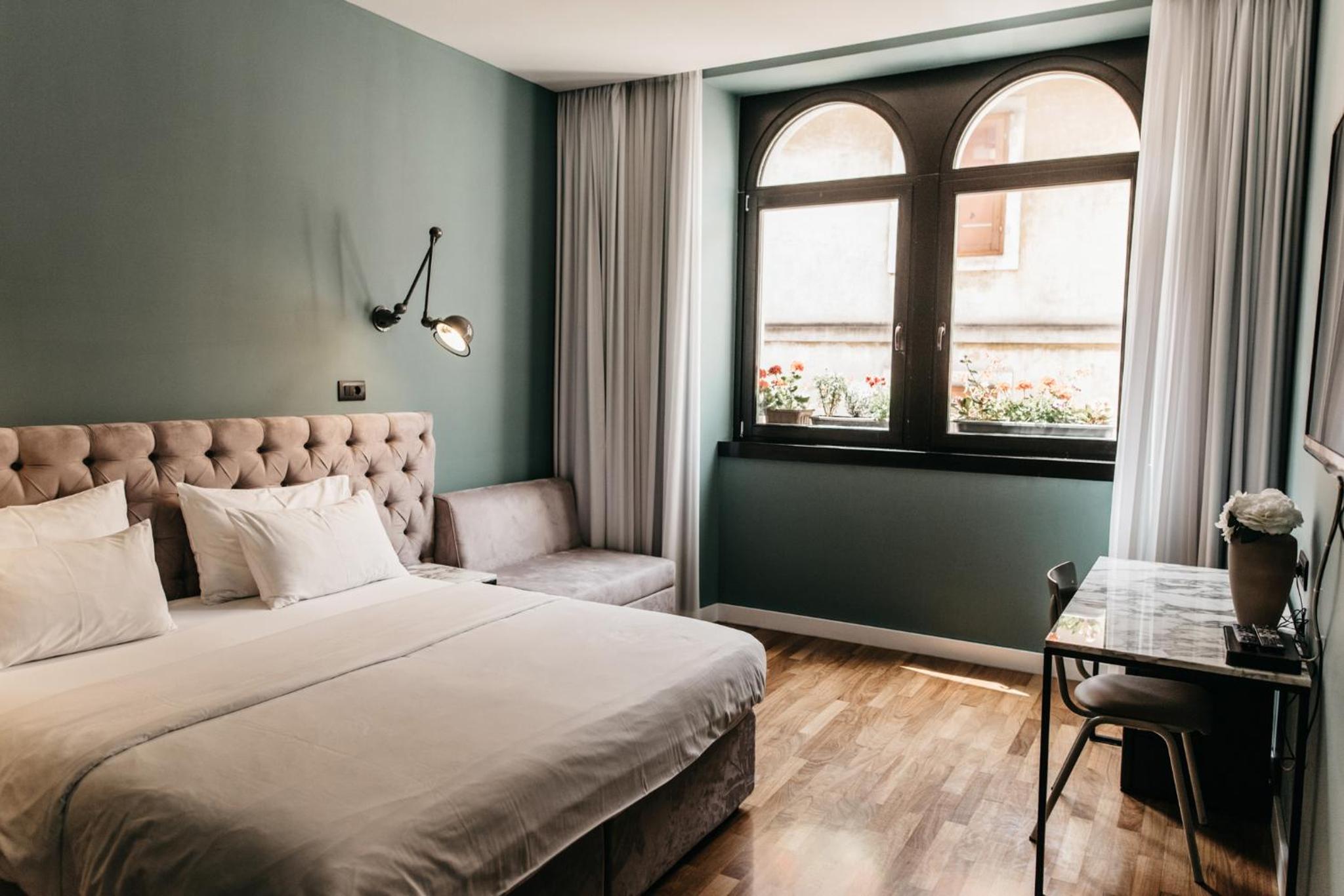 Deluxe Double or Twin Room with City View photo 2
