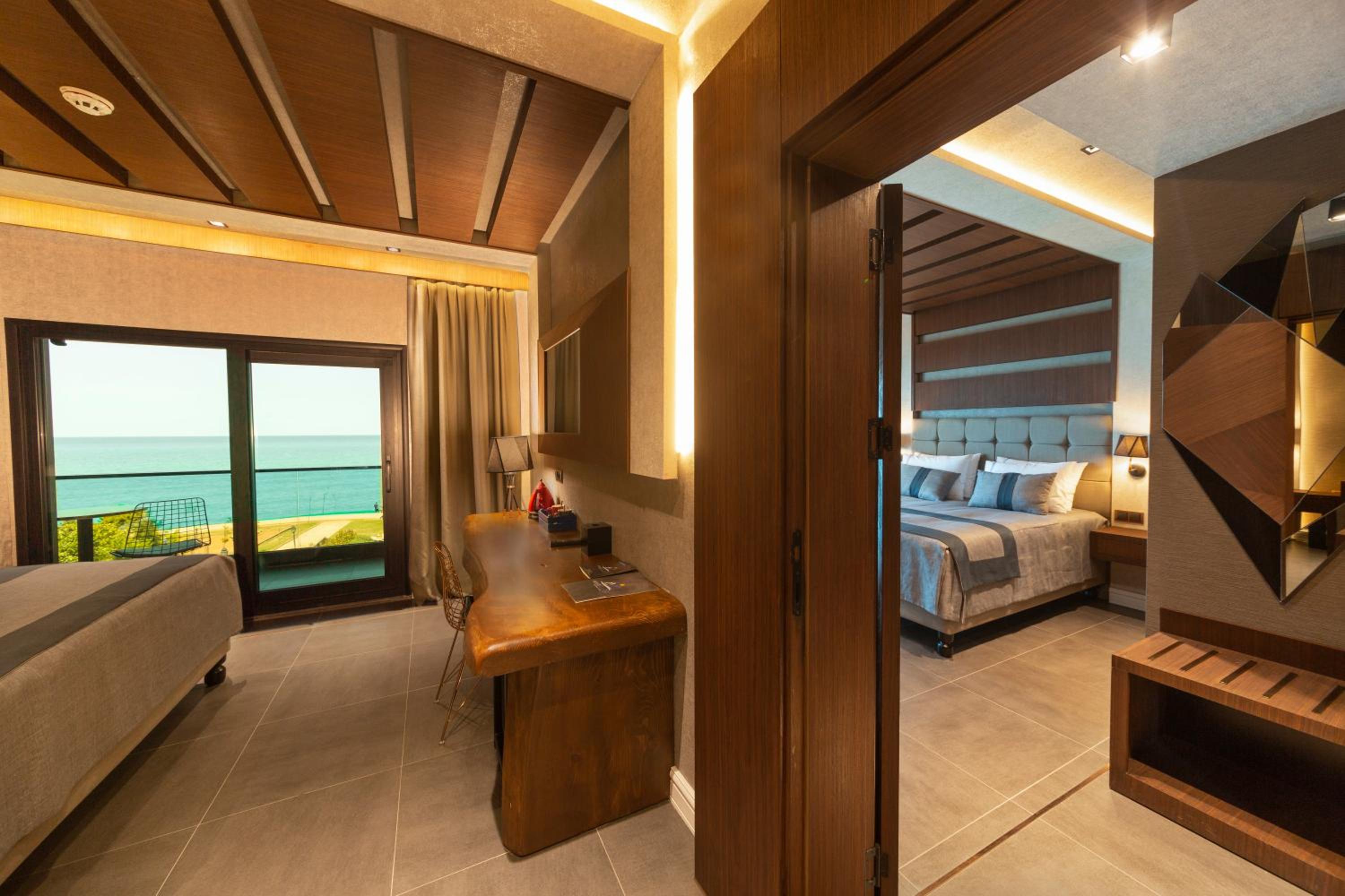 Deluxe Double Room with Balcony and Sea View - Photo 6
