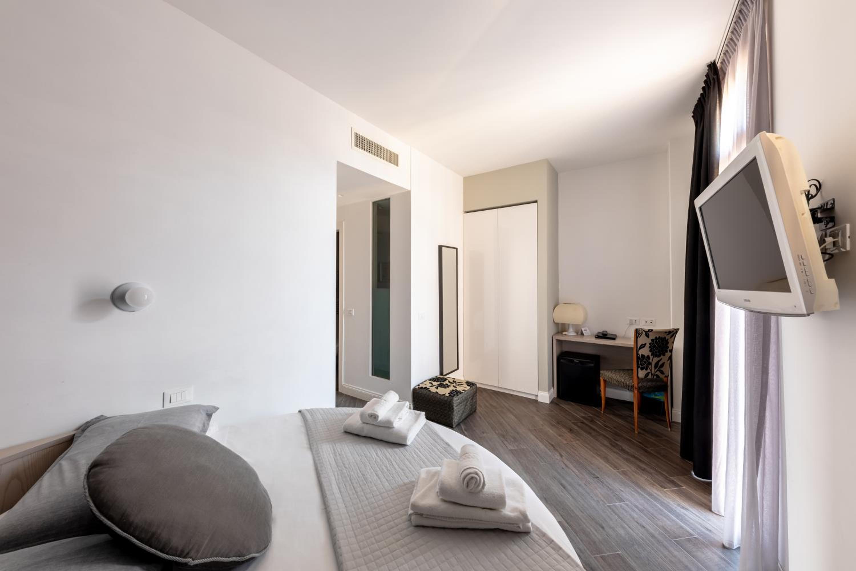 Economy Double Room with City View and Balcony photo 2