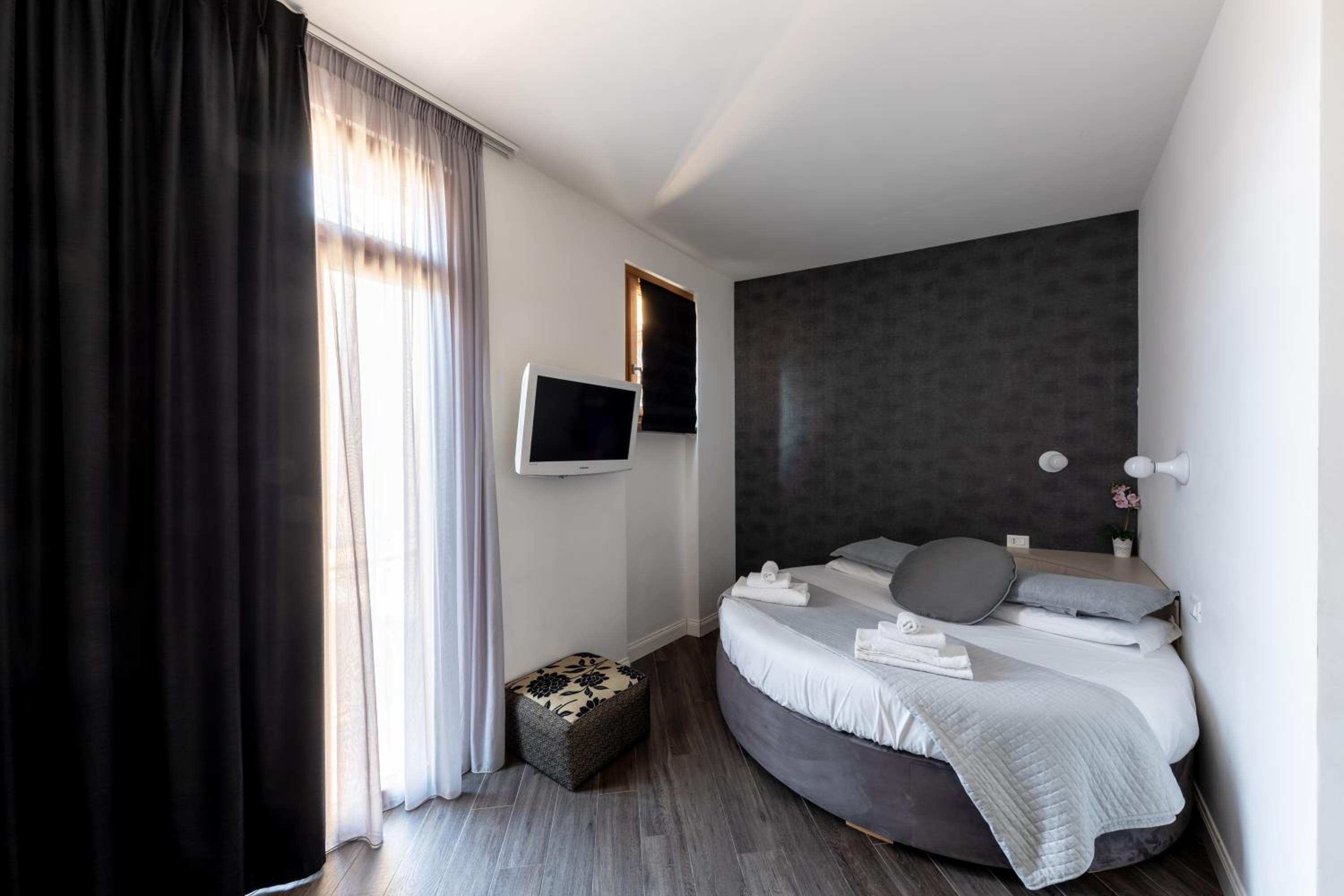 Economy Double Room with City View and Balcony photo 1
