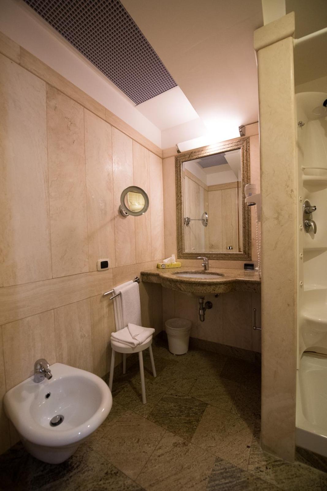 Single Suite with Two Single Beds and Living room photo 3