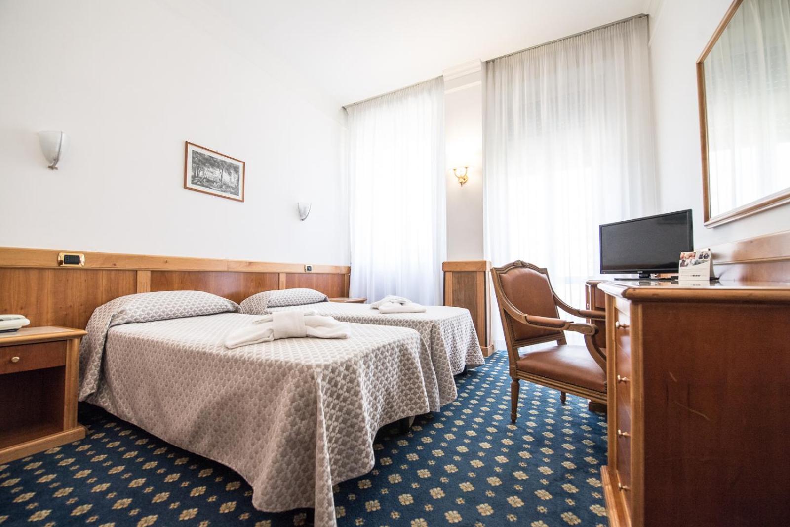 Single Suite with Two Single Beds and Living room photo 1