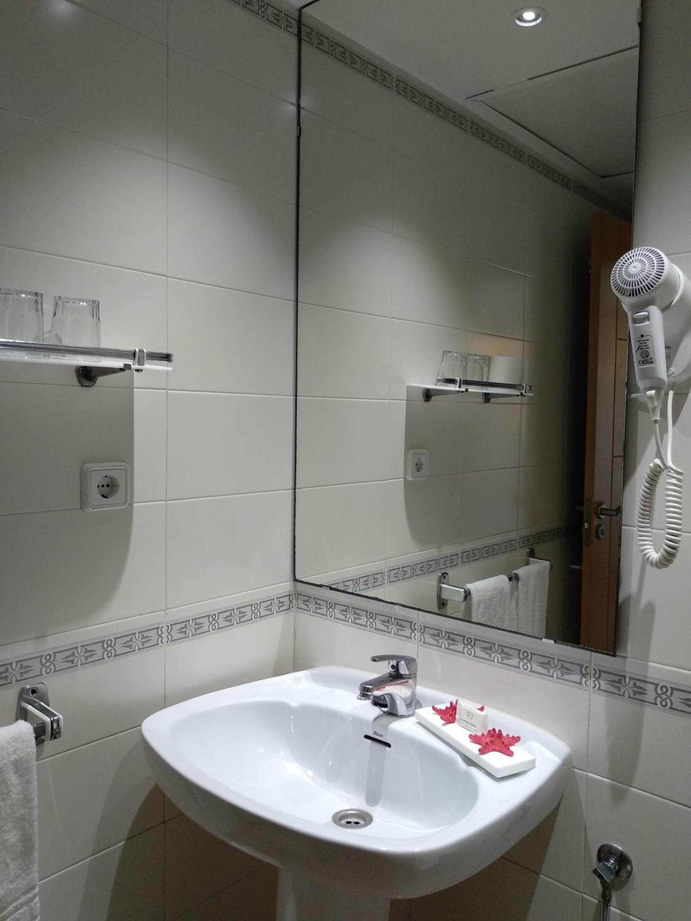 Standard Studio (2 Adults + 1 Child)  - Photo 4