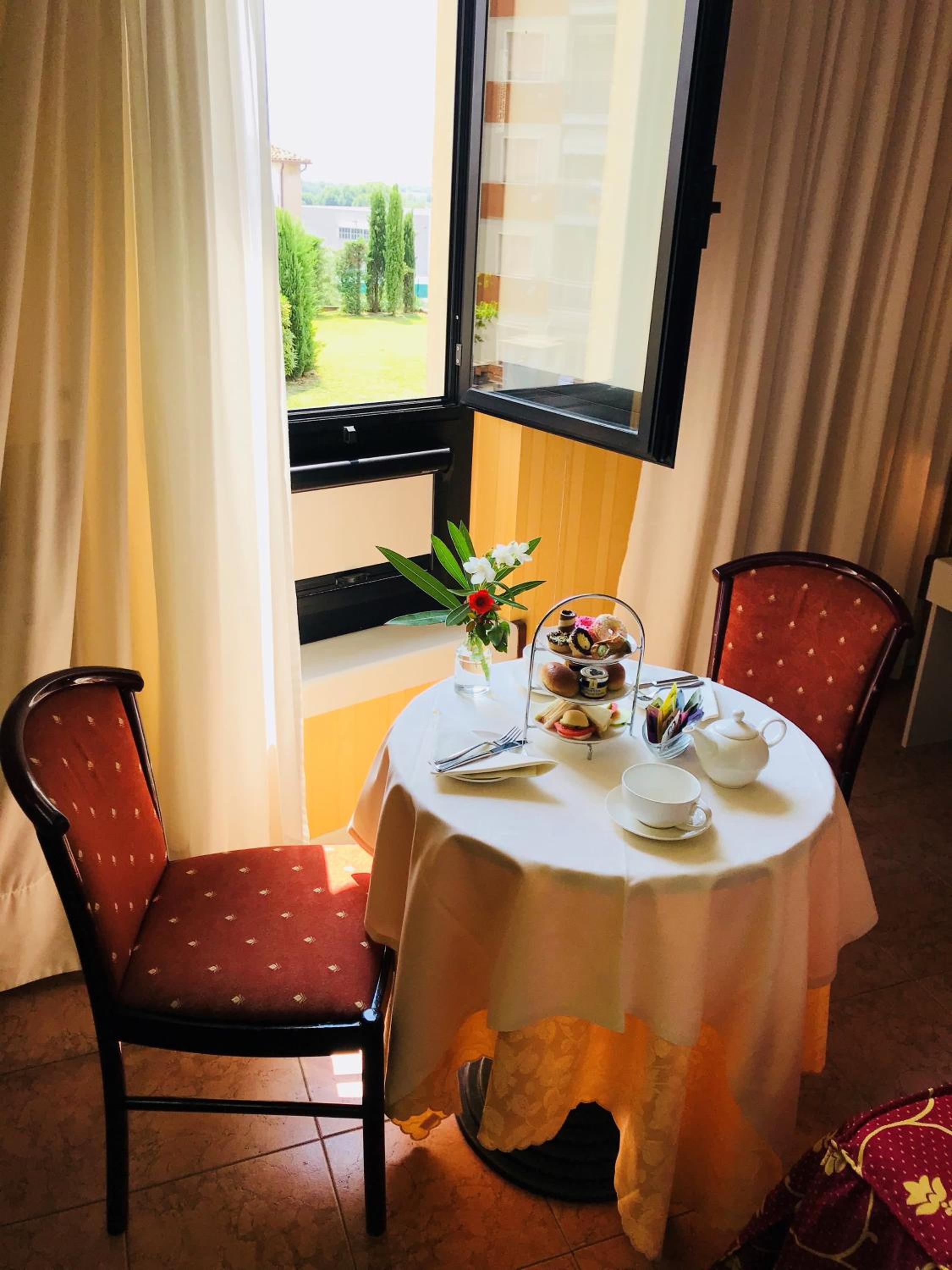 Enjoy a delightful meal with a stunning view!