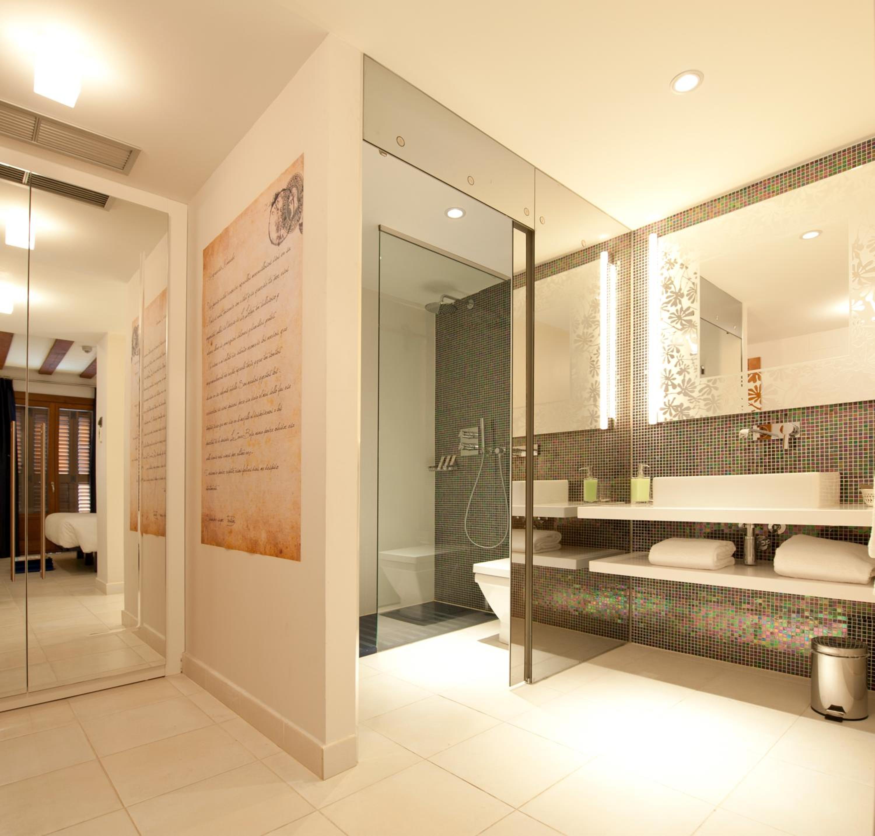 Double Room with Balcony - Photo 2