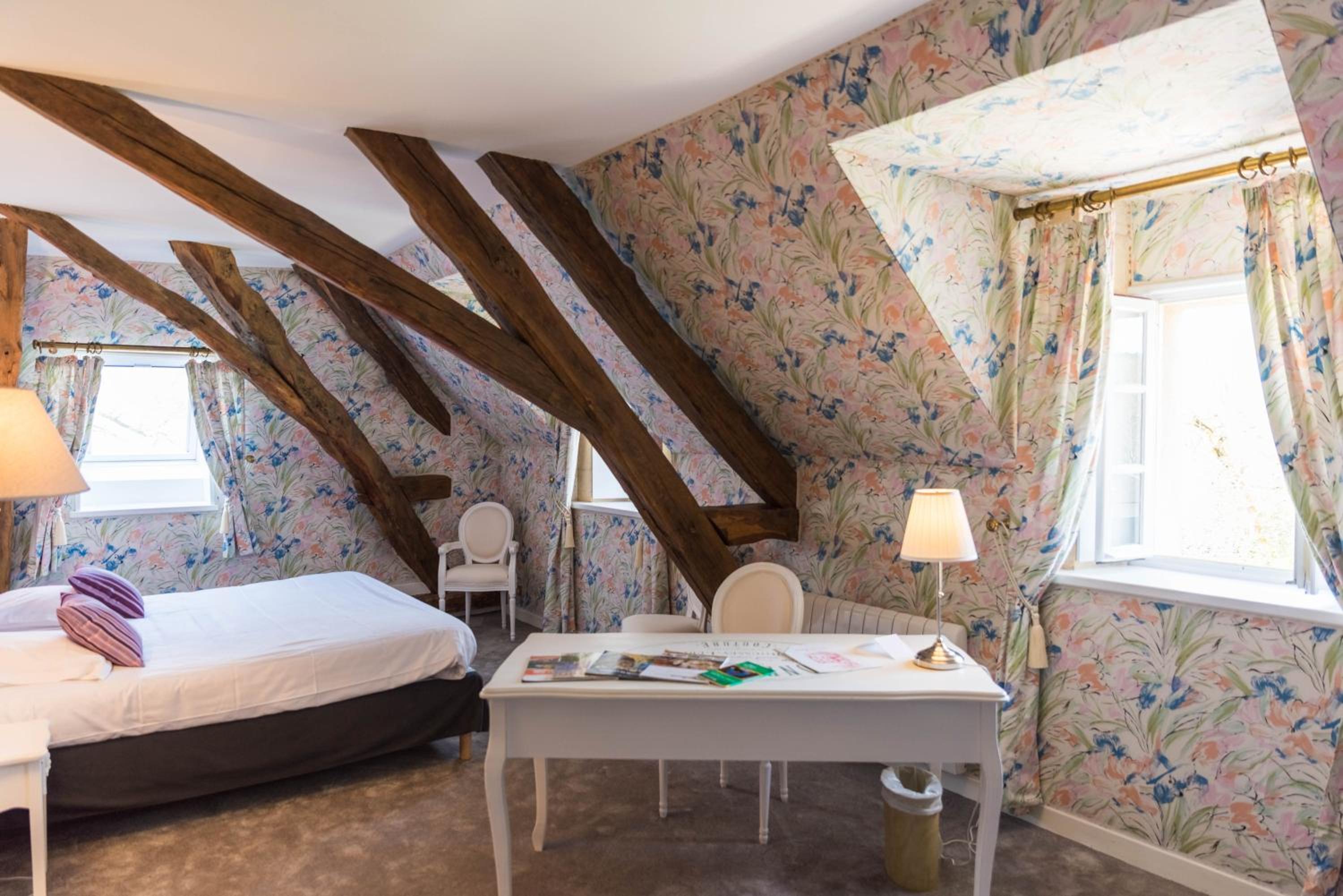 Deluxe Family Suite - Photo 13