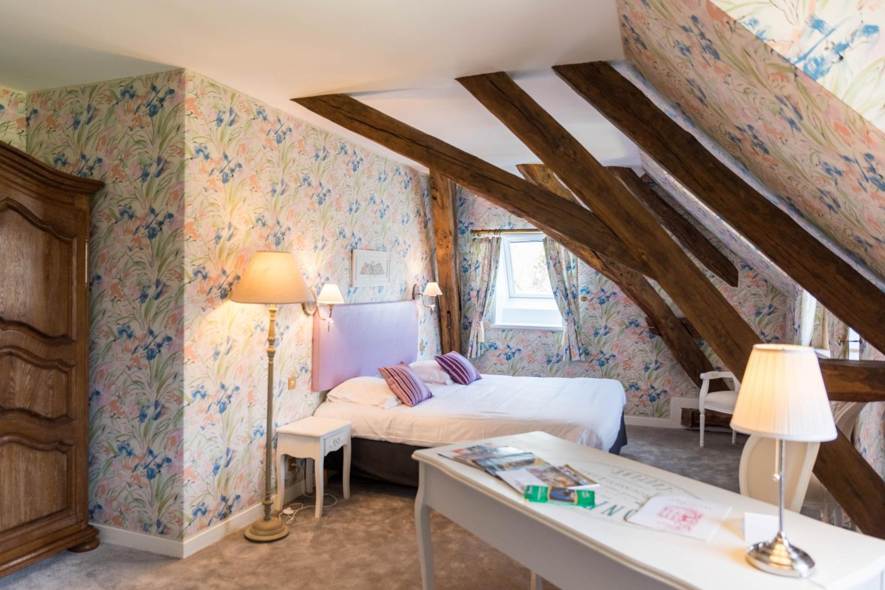 Deluxe Family Suite - Photo 15