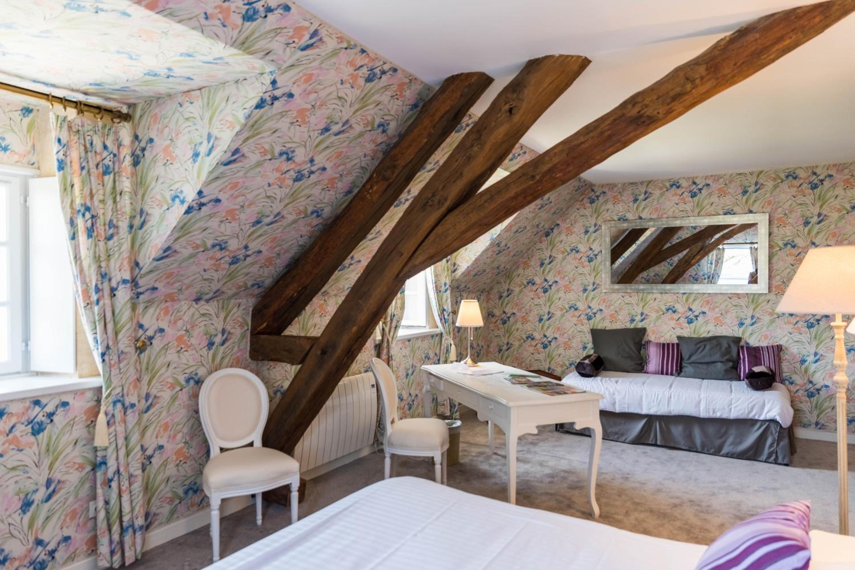 Deluxe Family Suite - Photo 14