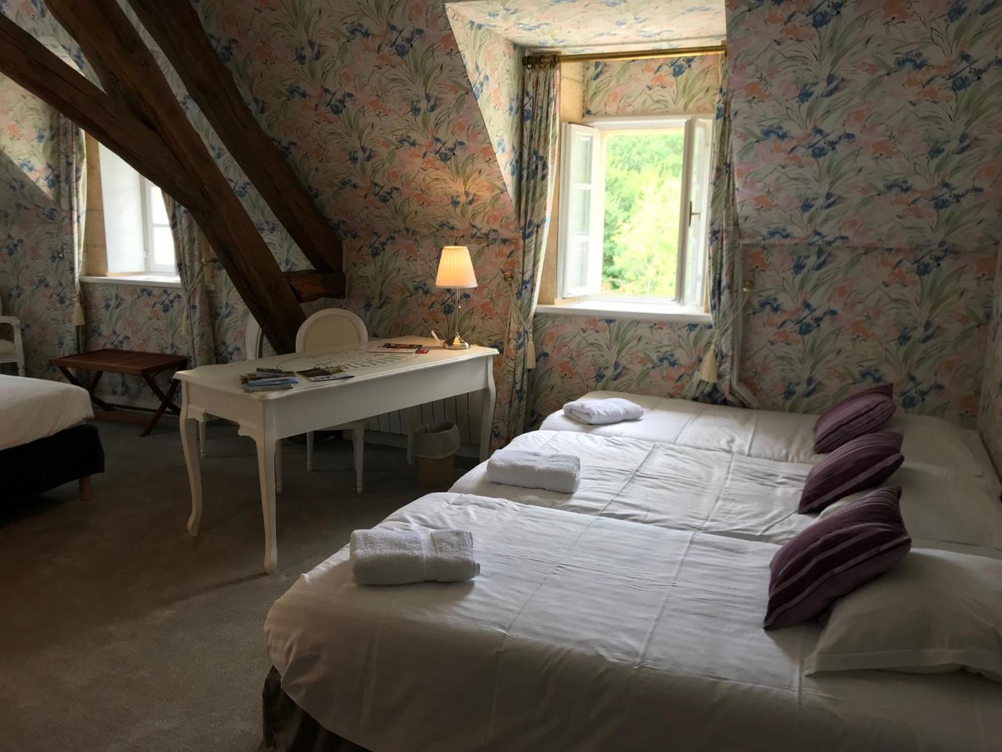 Deluxe Family Suite - Photo 10