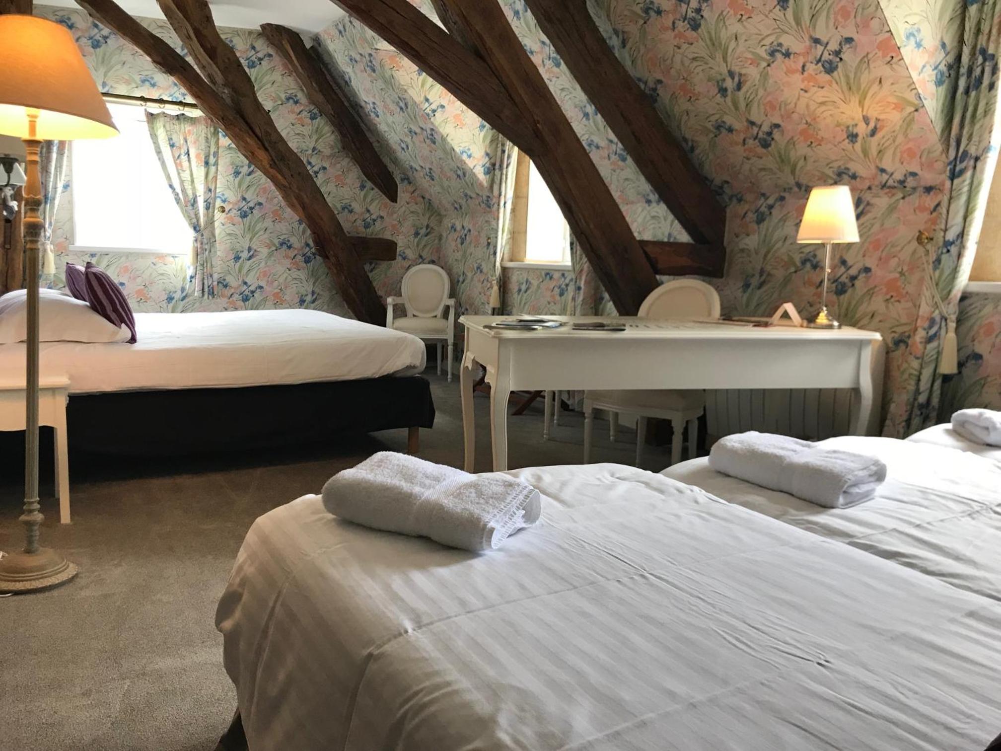 Deluxe Family Suite - Photo 12
