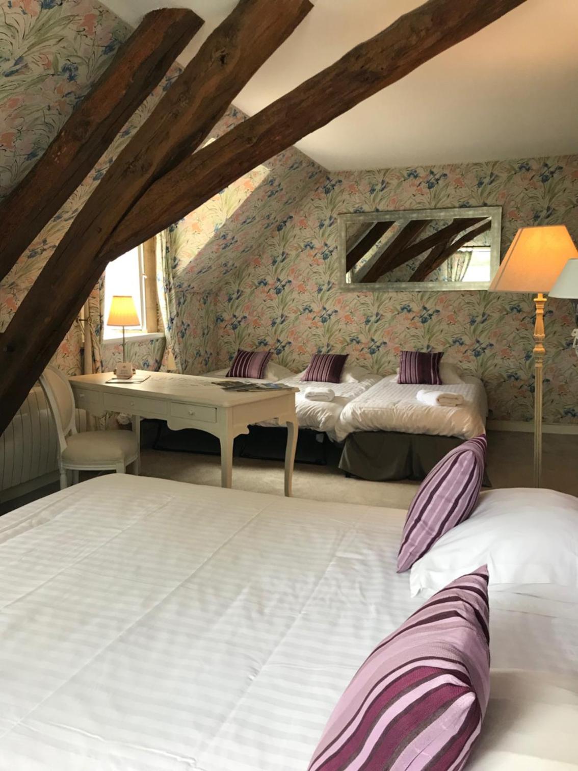 Deluxe Family Suite - Photo 11
